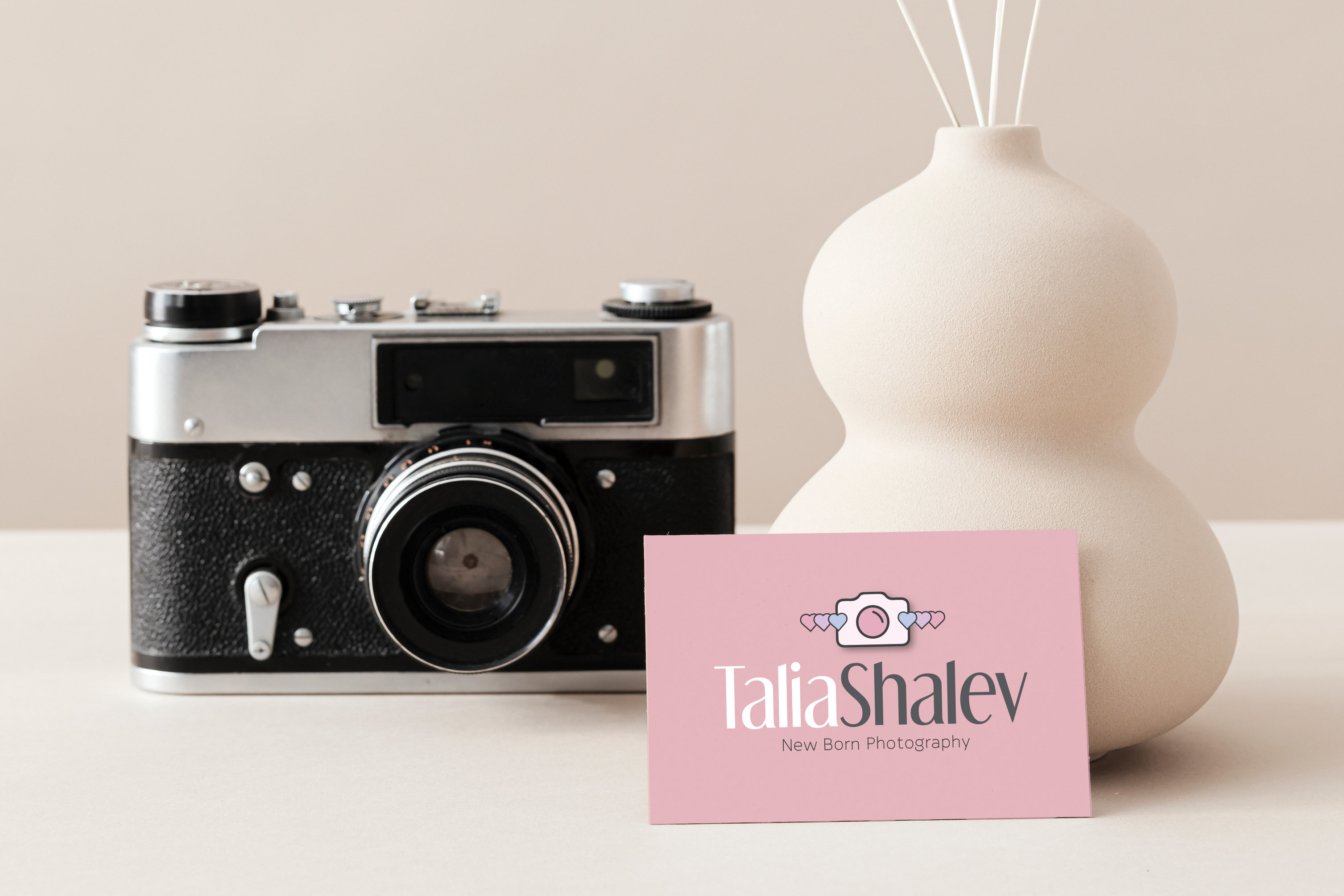 עיצוב לוגו לצלמת ניו בורן- .jpg