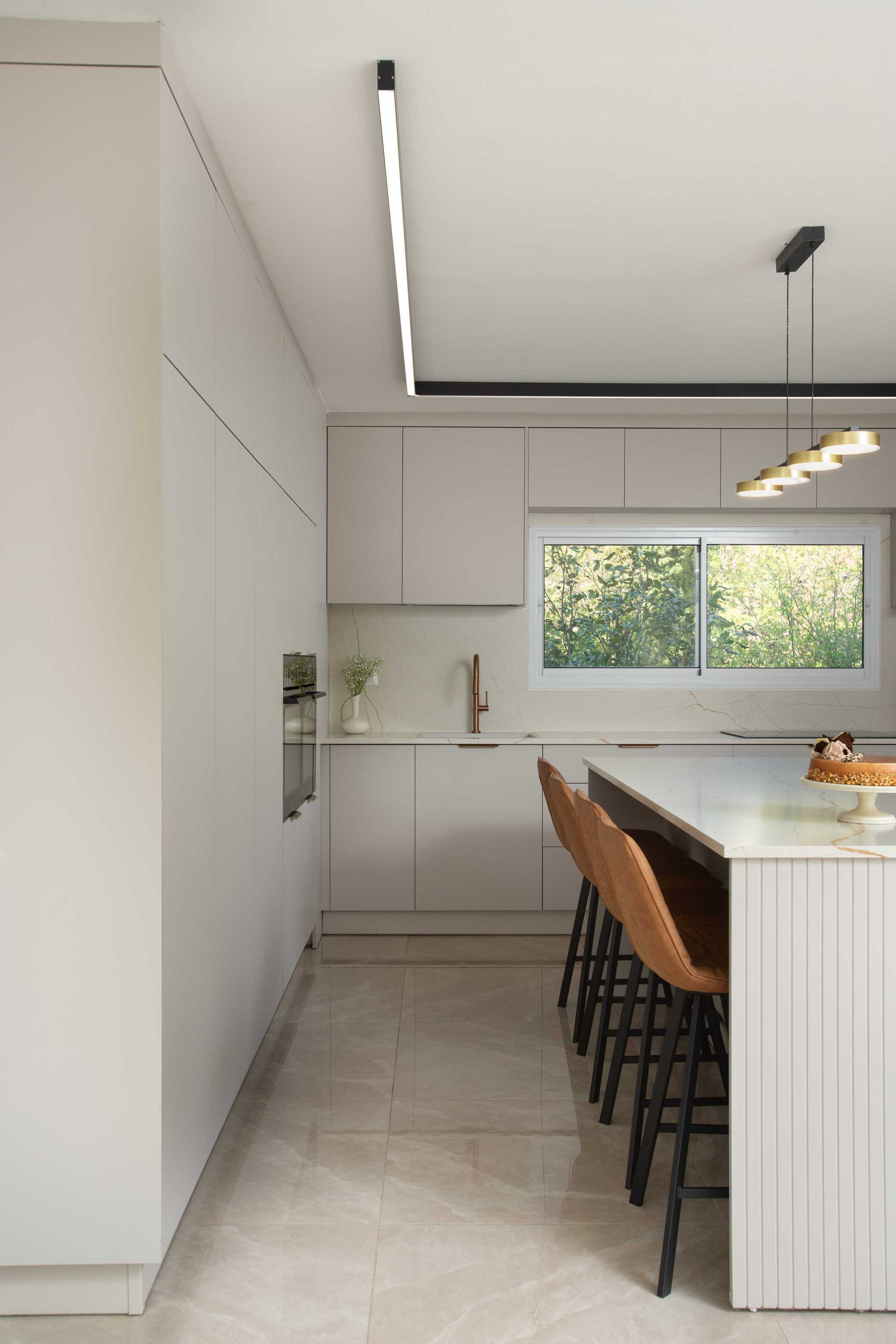 עיצוב מטבח בסגנון מודרני מינימליסטי