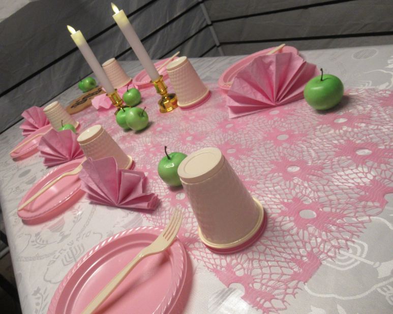 עיצוב שולחן חג ירוק תפוח וורוד.JPG