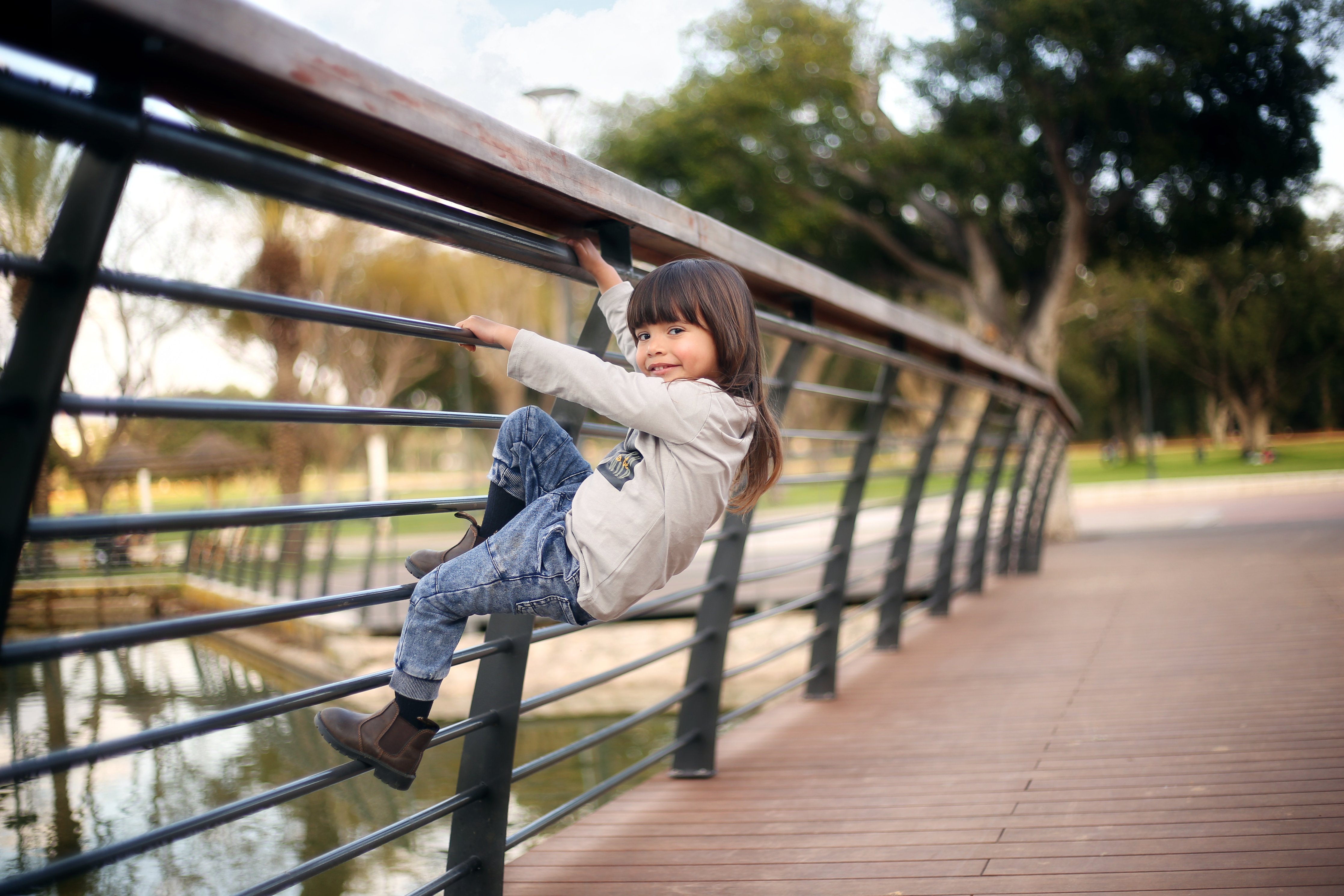 על הגדר copy.jpg