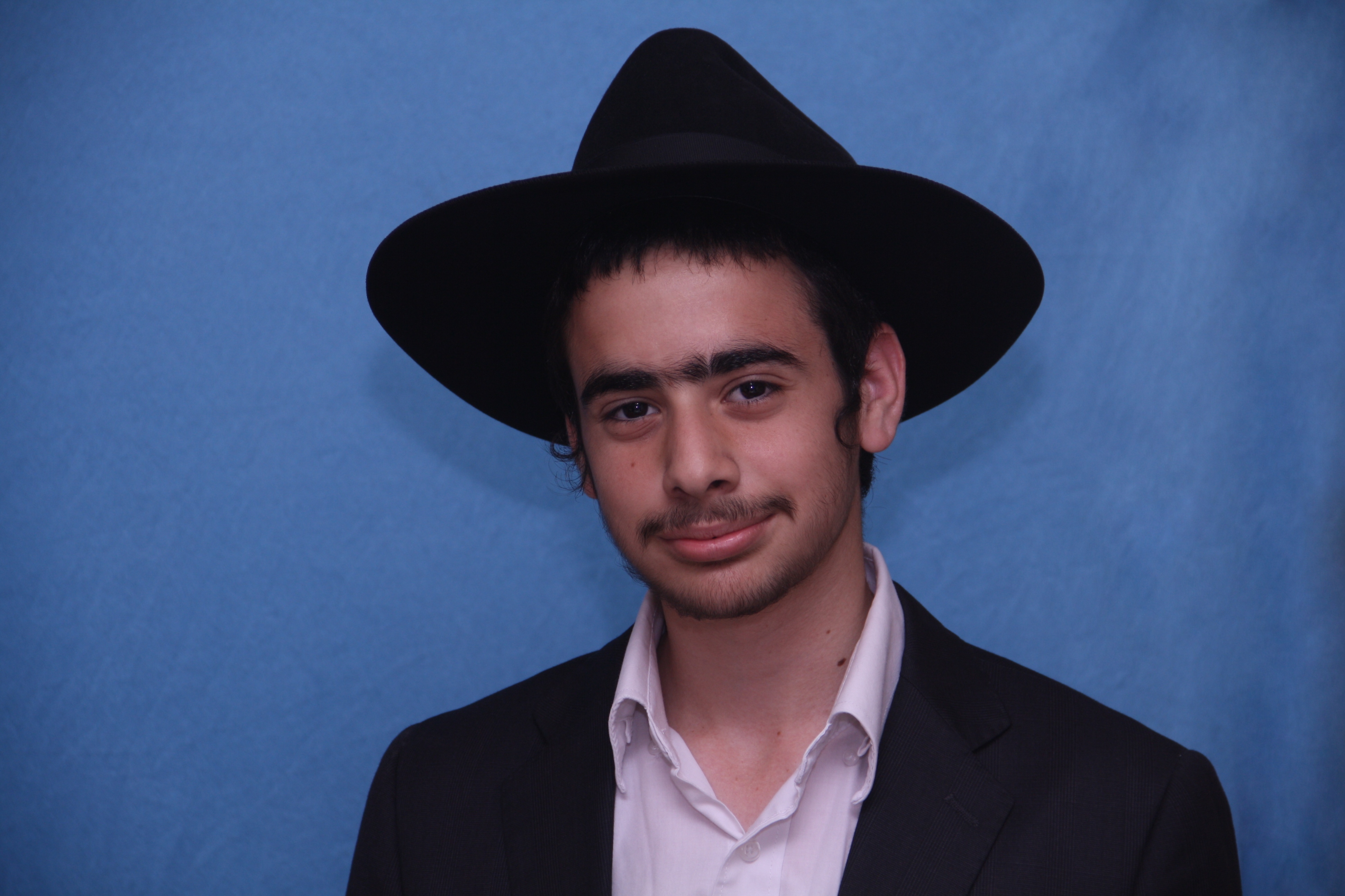 על רקע תכלת... עם תיקונים נדרשים קלים