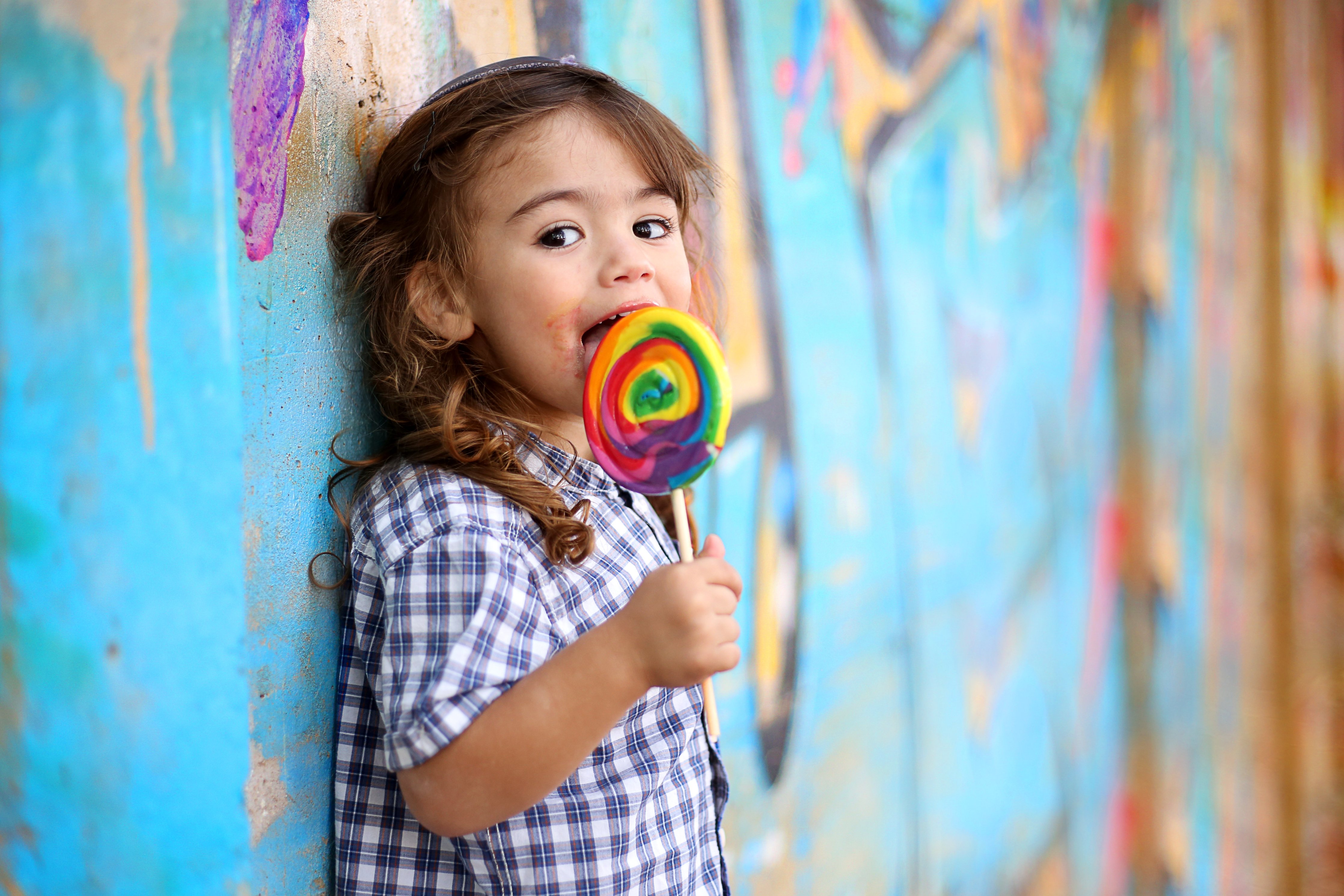 עם סוכריה ליד הקיר.jpg