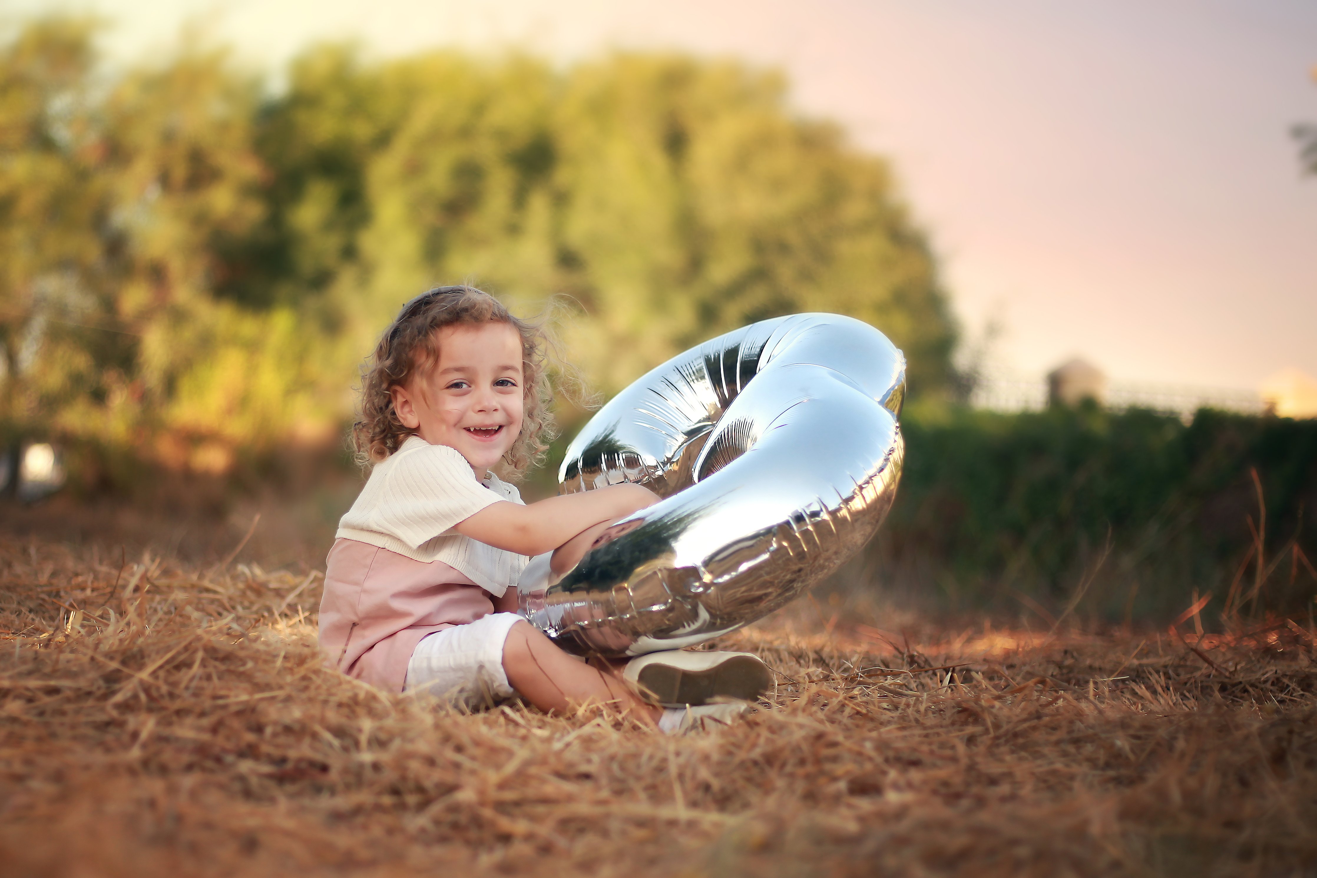 עם 3 יושב מחייך copy 2.jpg