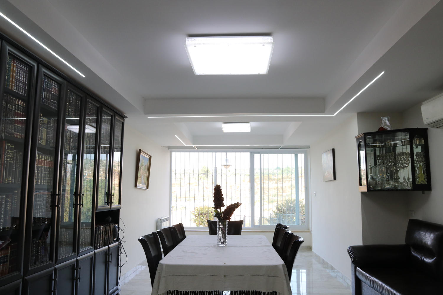 עמודים וקורות רבים בדירה, אך הם אינם נראים....jpg