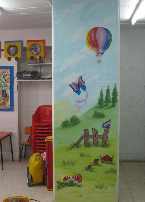 עמוד תקוע,במרכז הגן-הפך למקום השראה נעימה.
ציור באירבראש ושילוב מיכחולים.
ציפוי לקה להגנה מושלמת .