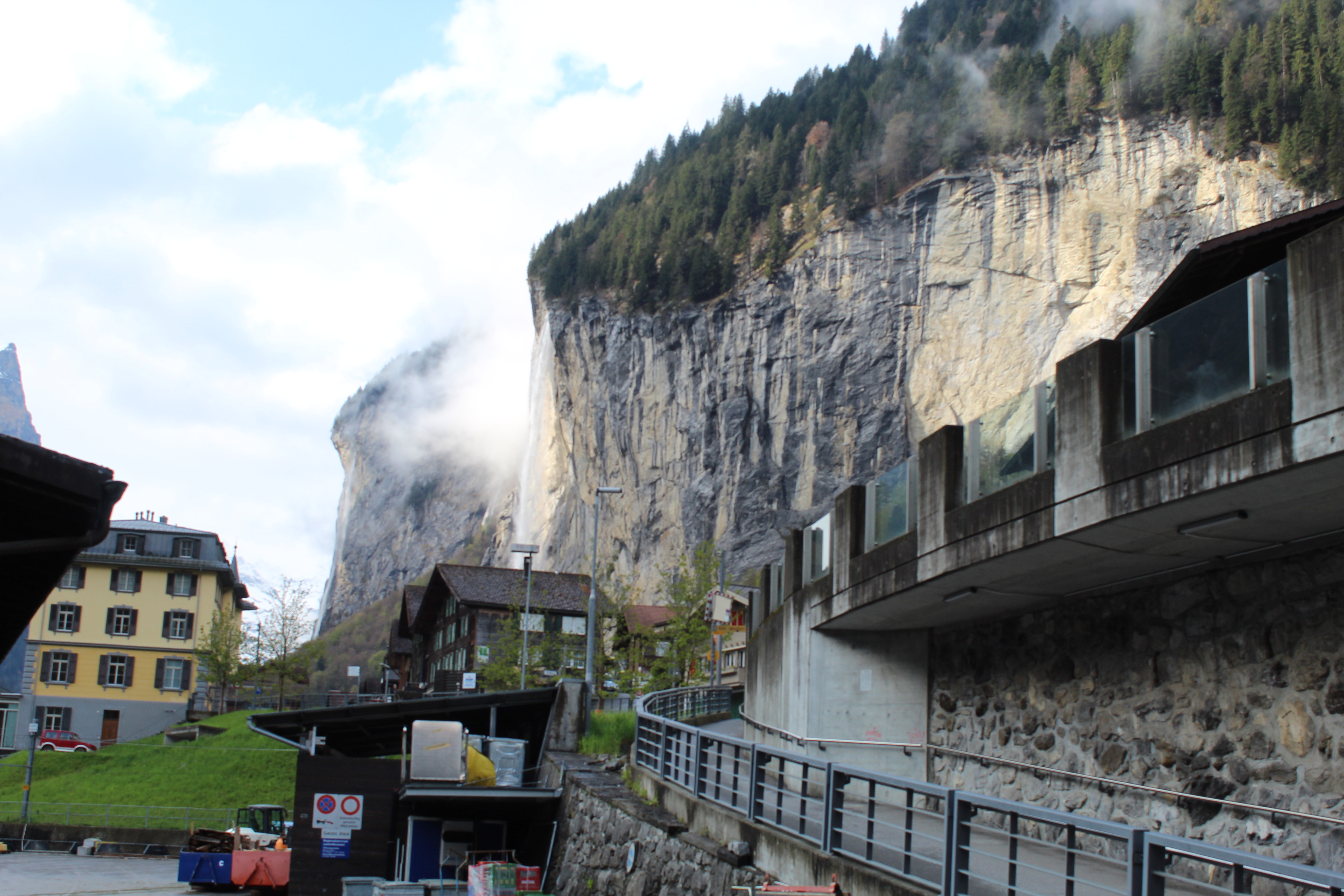 עמק לאוטרברונן ומפל שטאובך בשוויץ