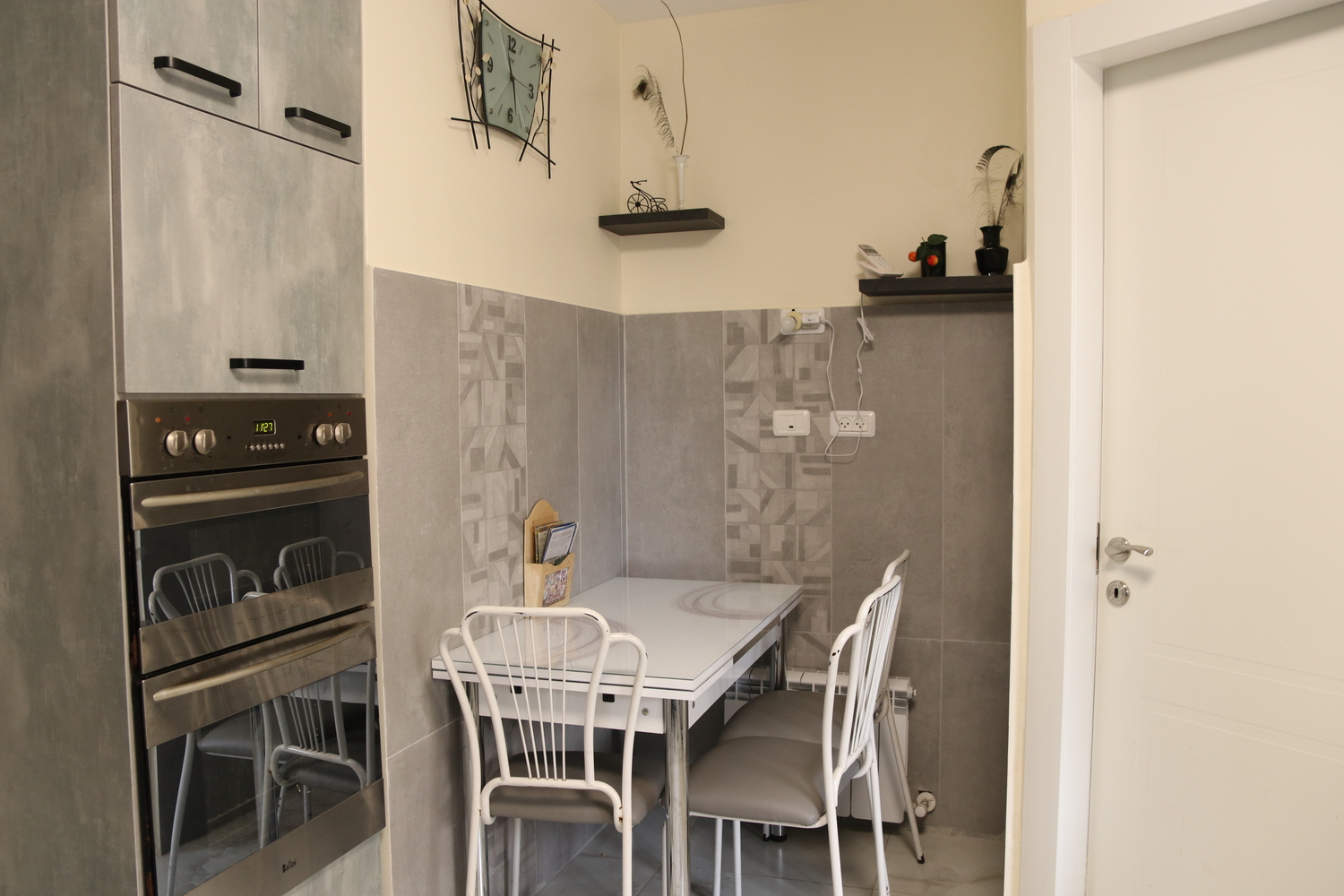 פינת אוכל נפרדת מאזור העבודה.jpg