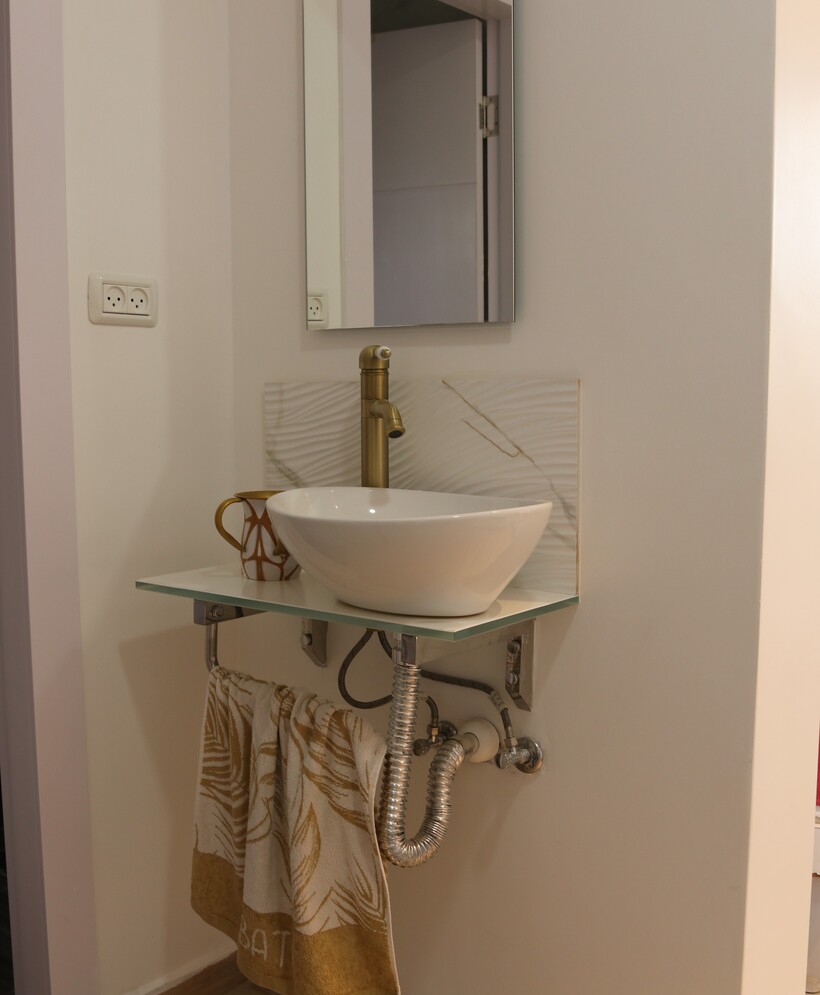 פינת נטילת ידיים בחדר שינה.jpg