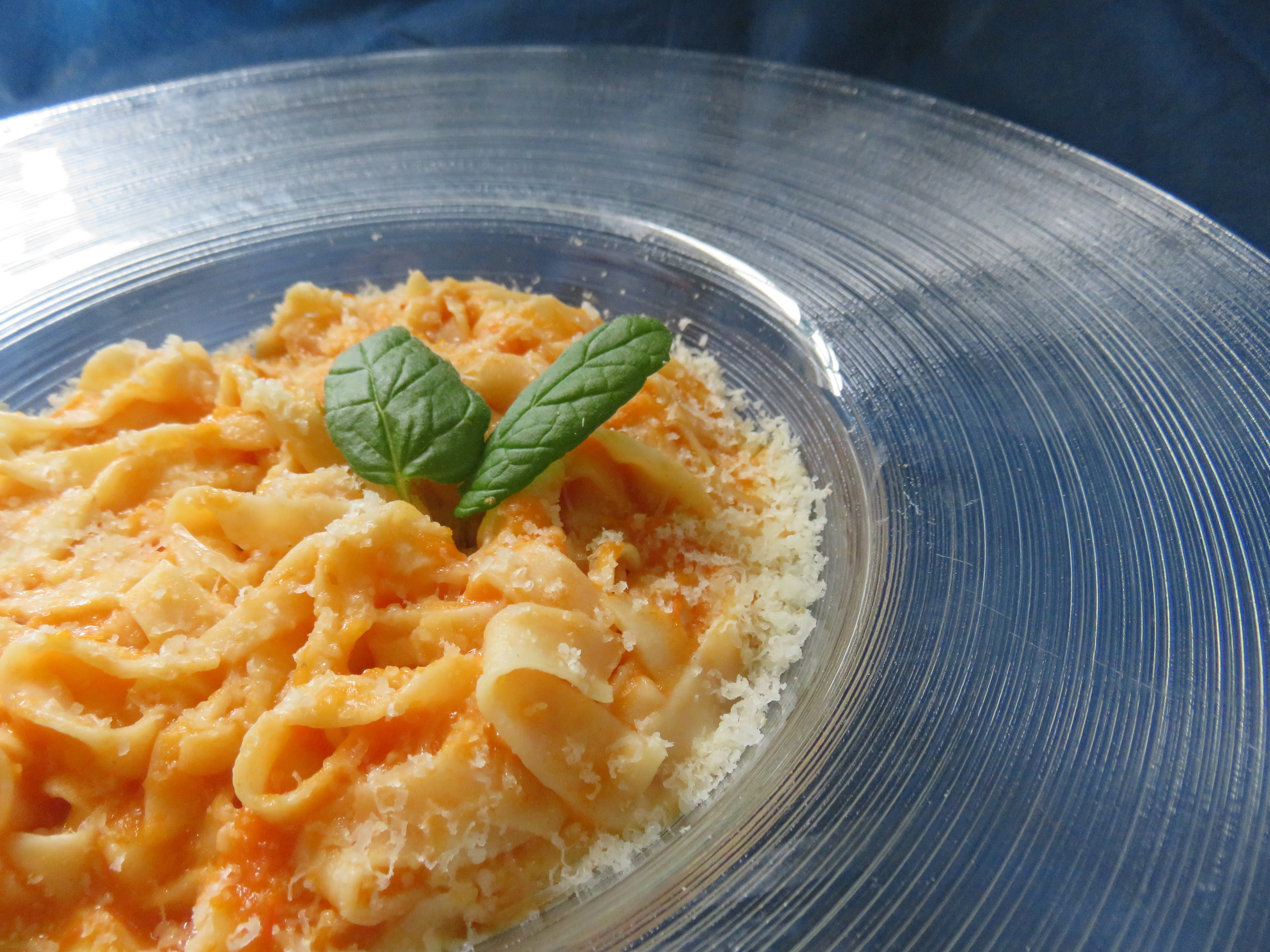 פסטה ביתית ברוטב עגבניות ביתי בליווי גבינה מגוררת