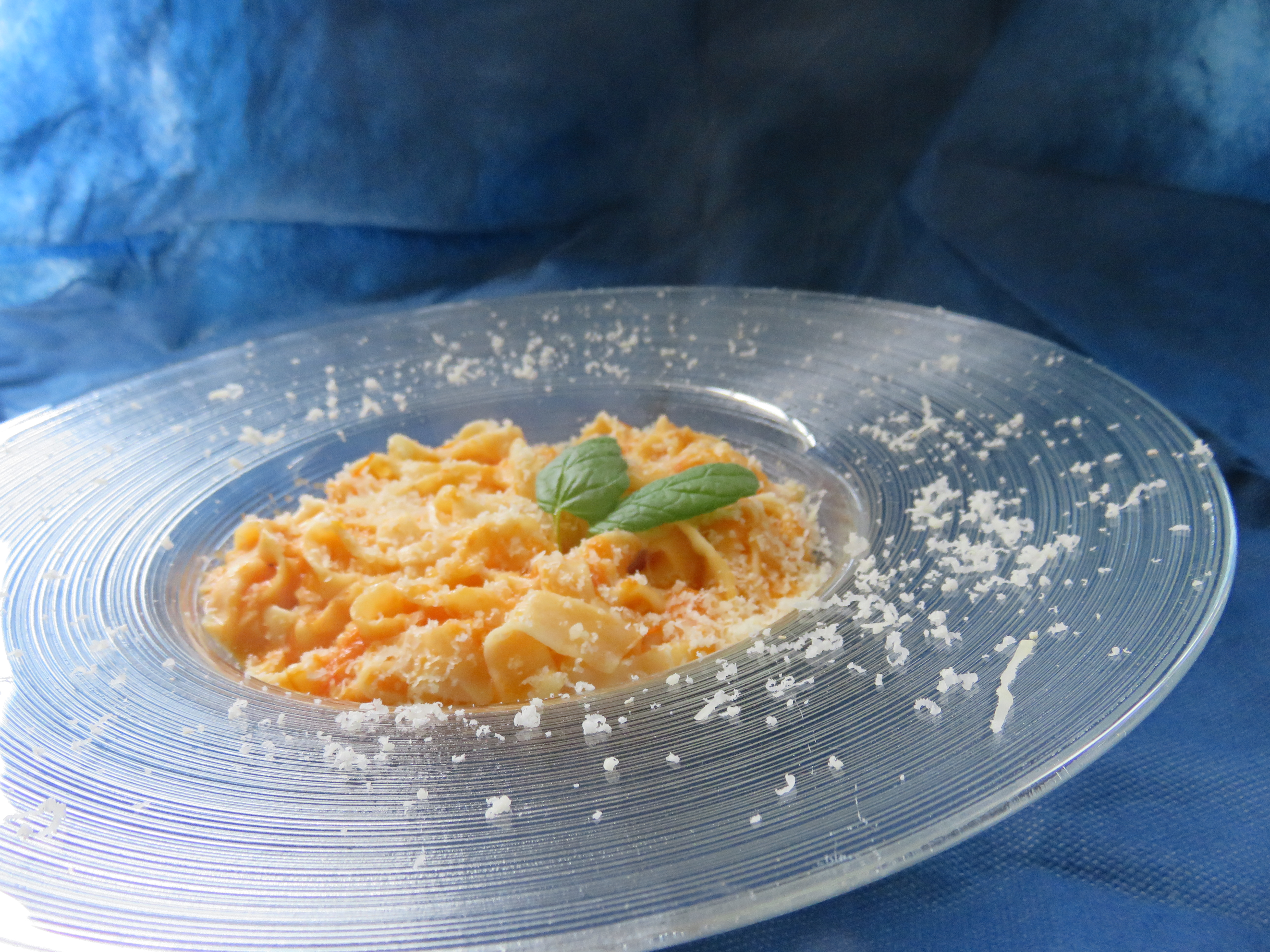 פסטה ביתית ברוטב עגבניות ביתי בליווי גבינה מגוררת