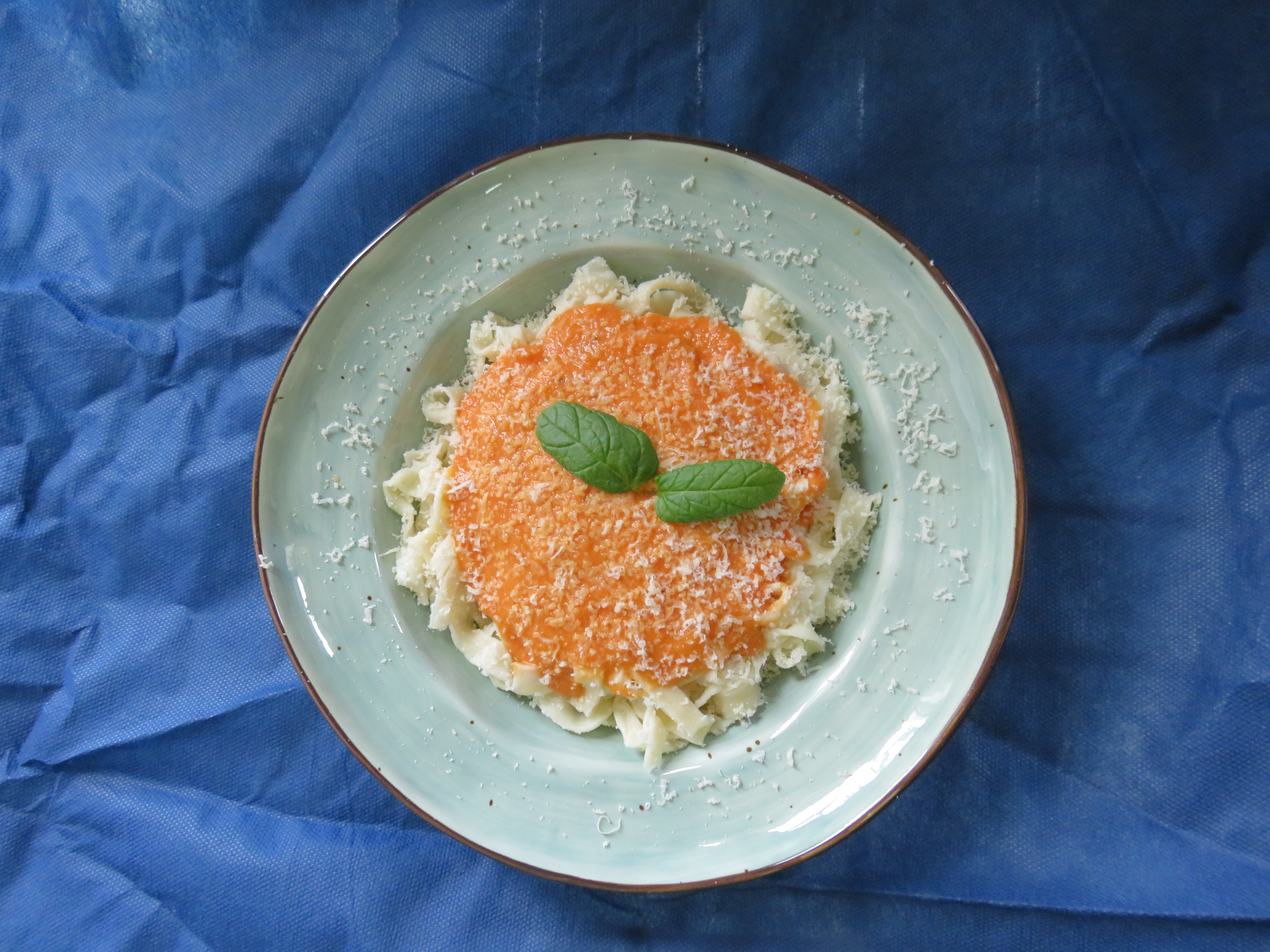 פסטה ביתית ברוטב עגבניות ביתי בליווי גבינה מגוררת