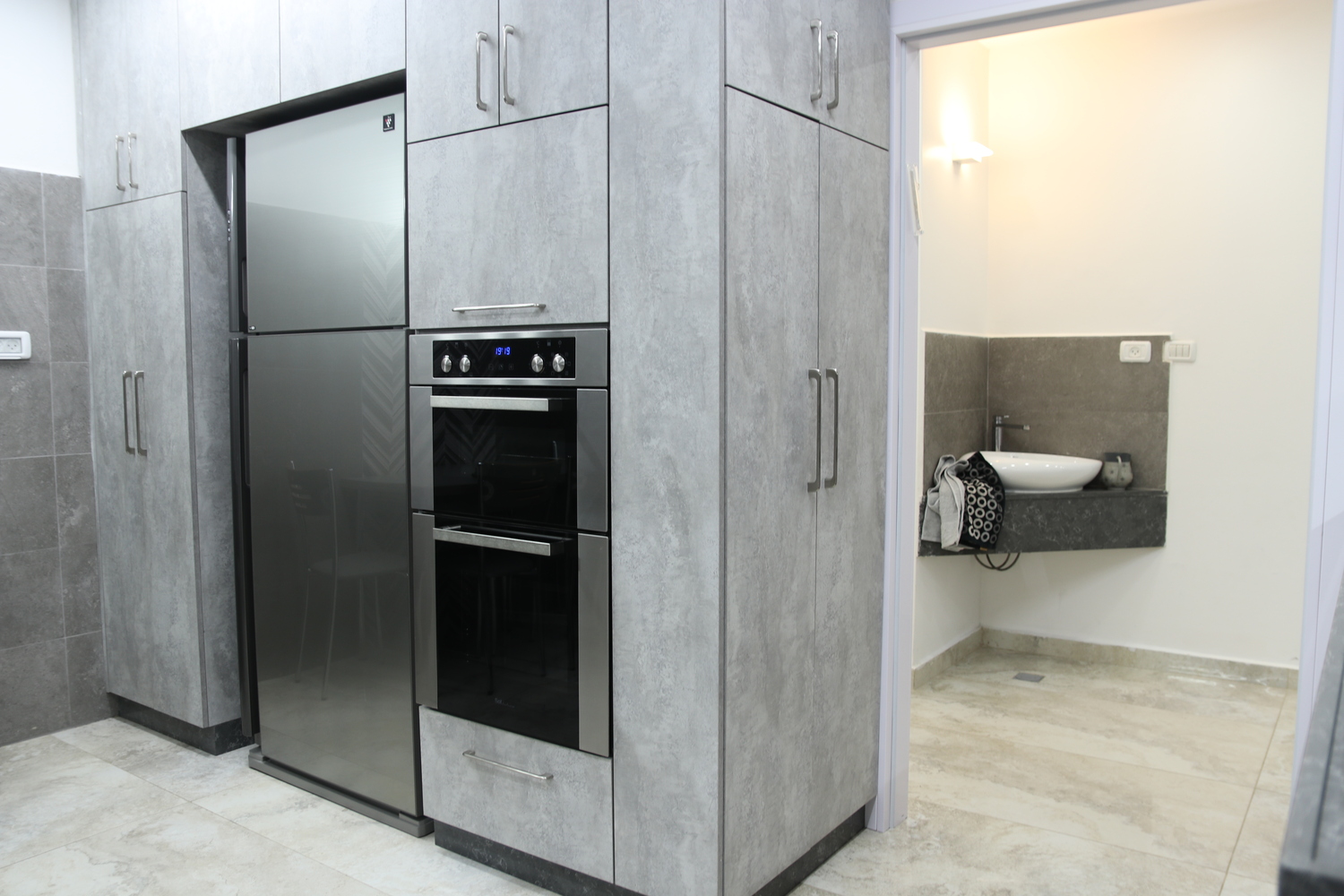 פתח למזווה מהצד, עמ להנגיש את הארון. עומק הארון 75 ורוחבו 30, כשהפתיחה מהצד מקבלים רוחב 75 ועו...jpg