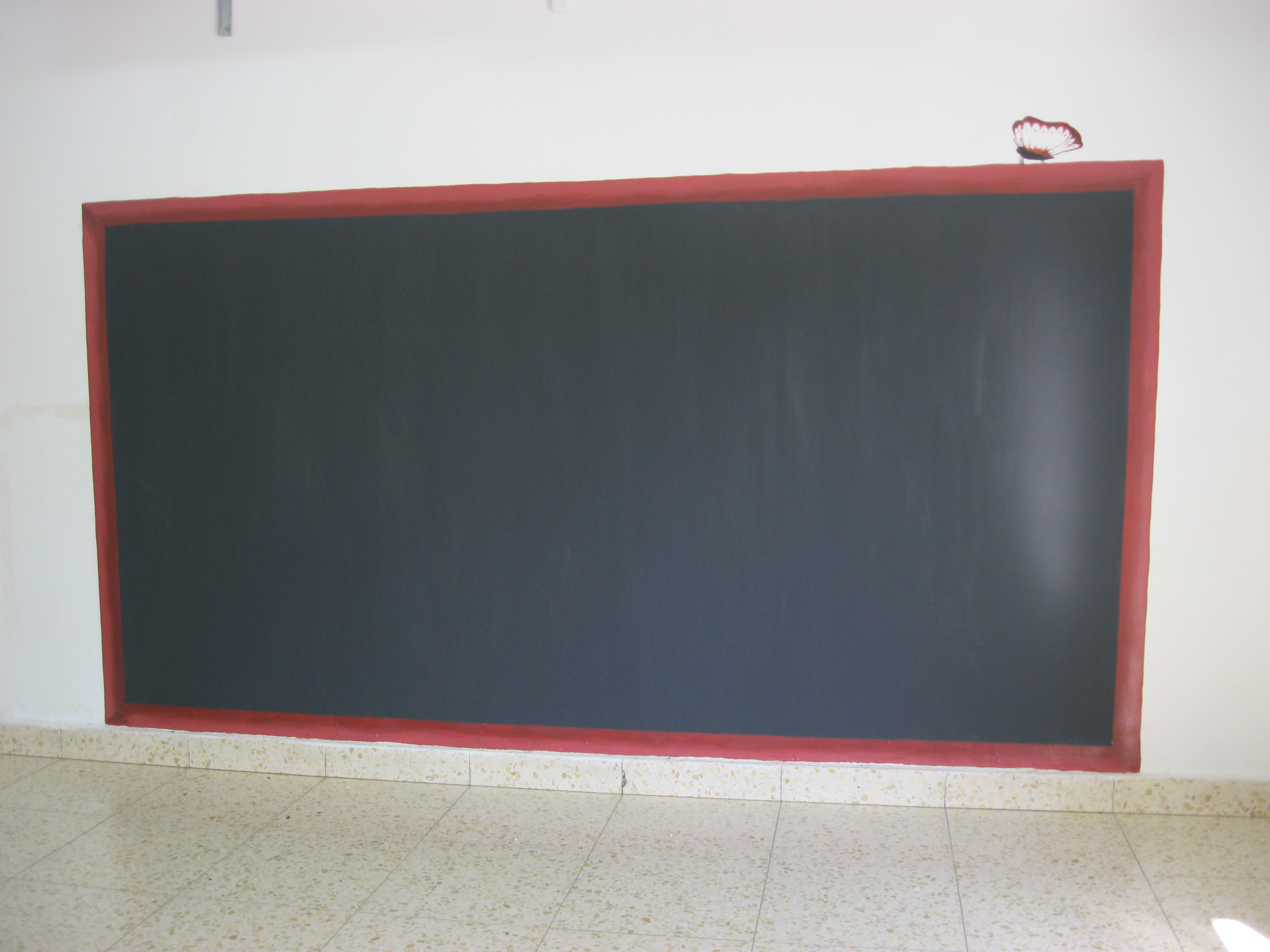 צביעת הקיר בצבע מגנטי -לתוצאת לוח מגנטי למשפחתון.
כתחליף ללוח סקוטץ שמתאבק ללא יכולת ניקויי.