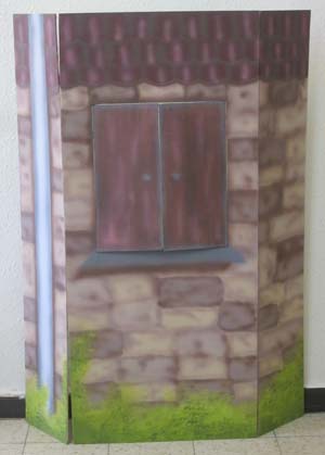 ציוד לתאטרון בובות.
בית ,ניתן נקיפול החלון נפתח במציאות ומשם מציצות הדמויות.