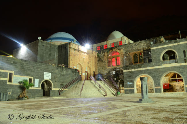 ציון רבי מאיר בעל הנס בטבריה בחצות הלילה