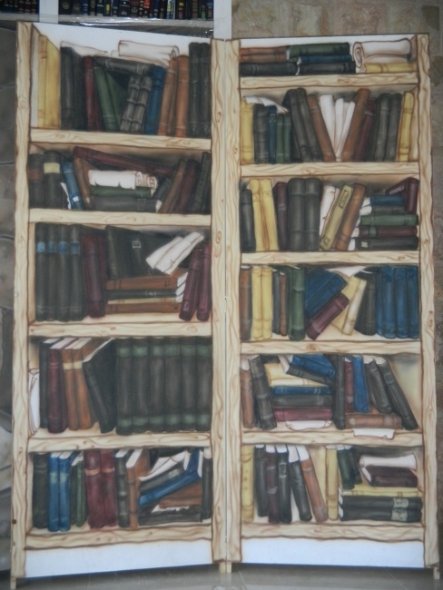 ציור ארון ספרים
ציור על דיקט
ציור תפאורה
רקע לתיאטרון