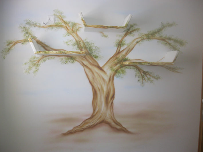 ציור עץ בשילוב מדפים כחלק מציור הענפים.