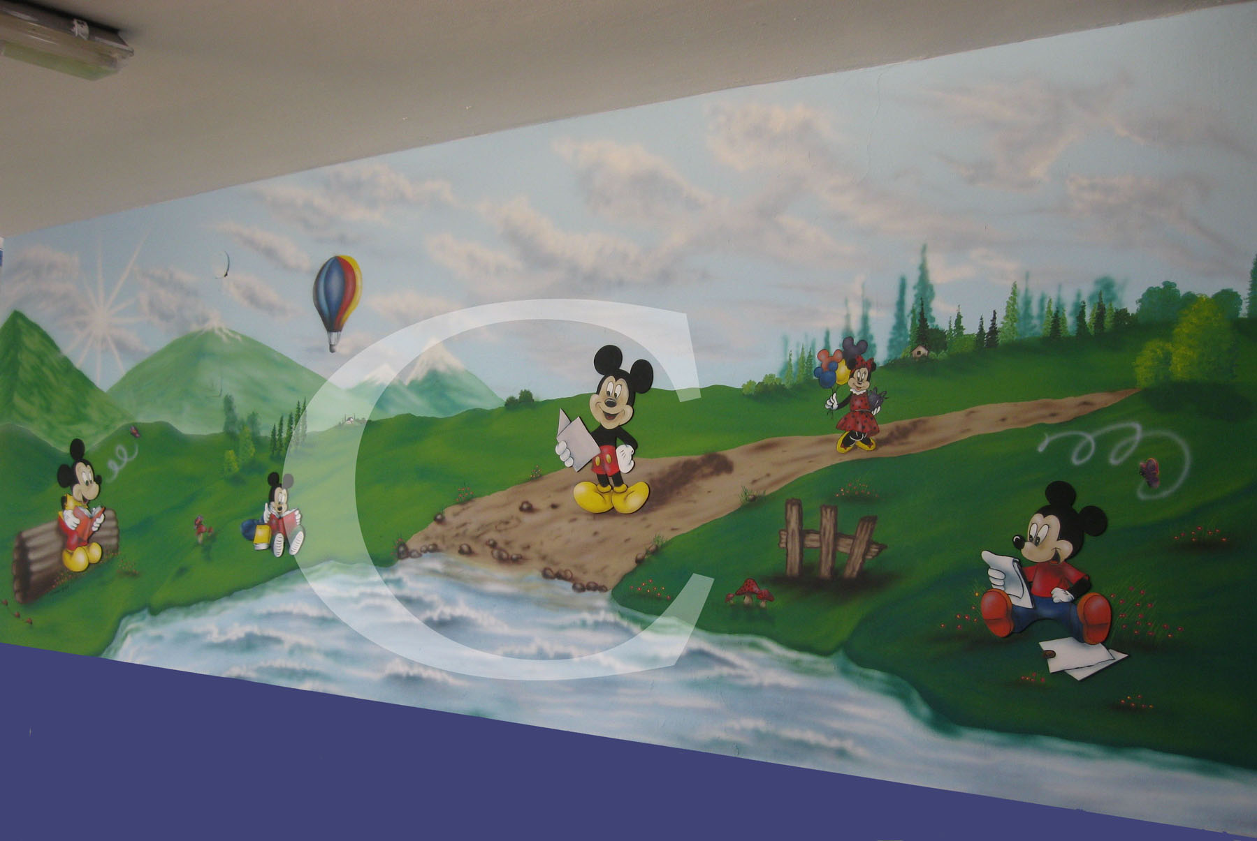 ציור קיר לבית הספר שובו באשדוד
חדר סיפריה
אירבראש בשילוב מיכחול.