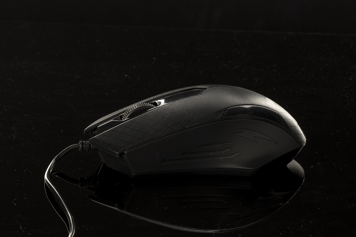 צילום מוצר שחור על רקע שחור