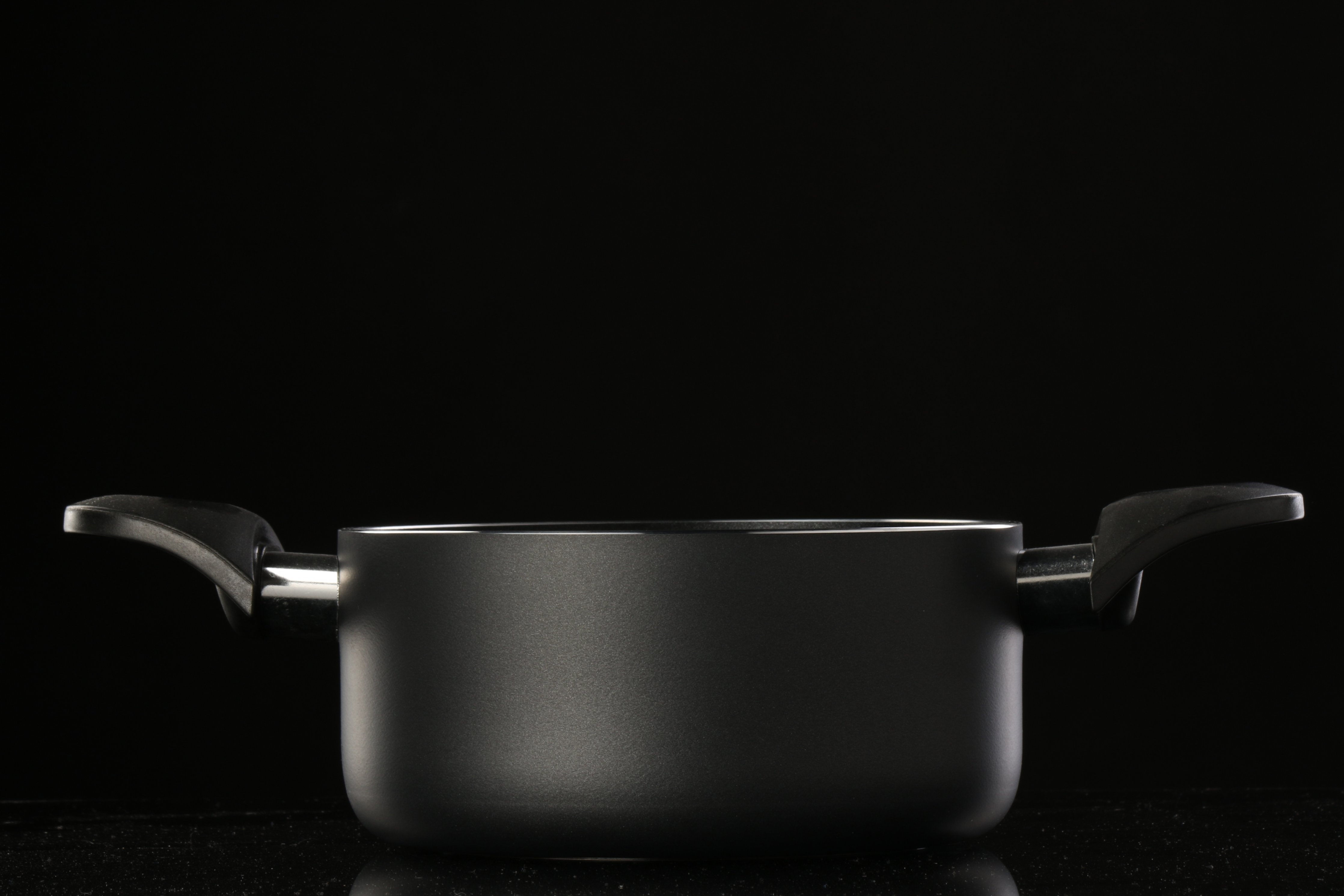 צילום מוצר שחור על רקע שחור