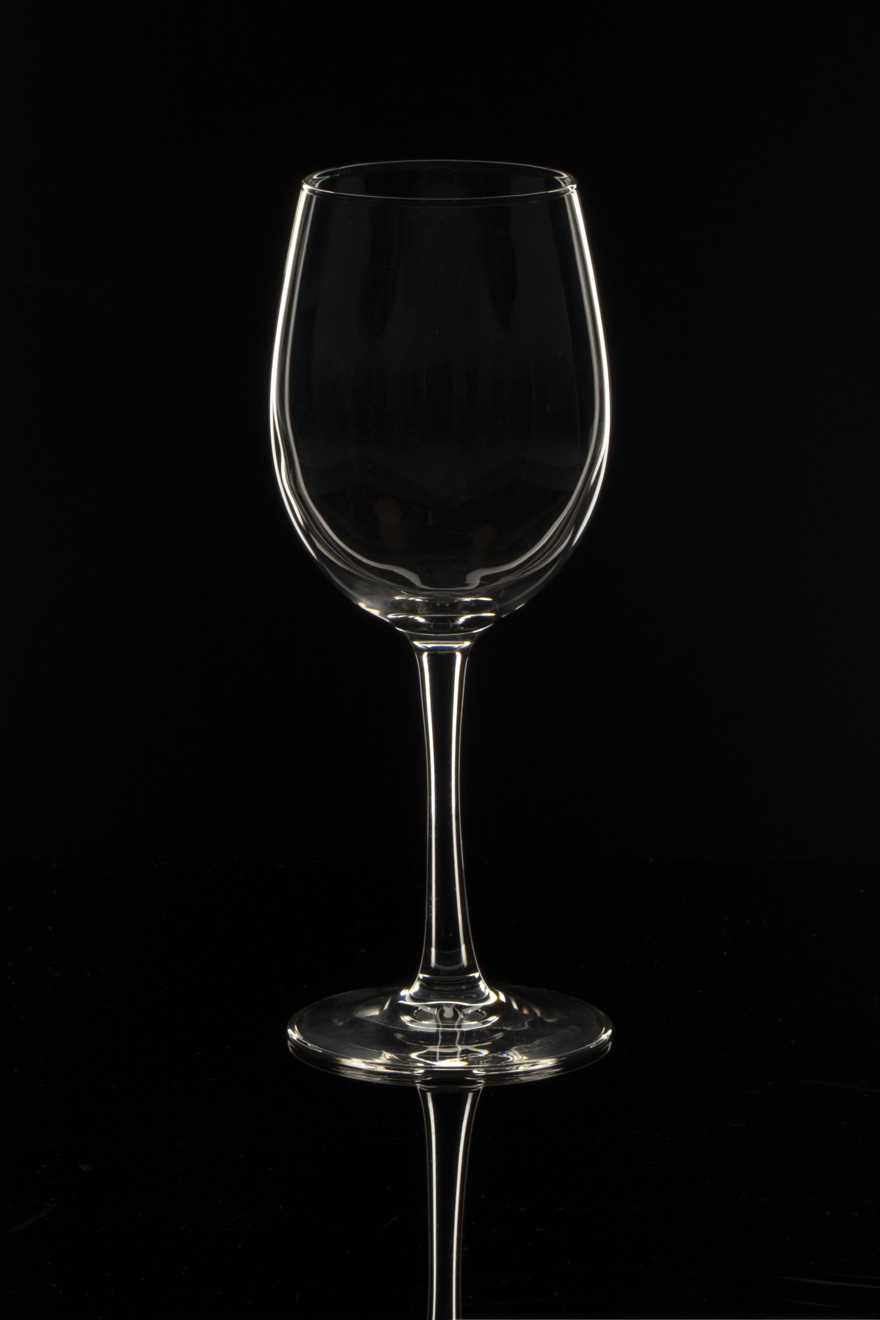 צילום מוצר שקוף על רקע שחור