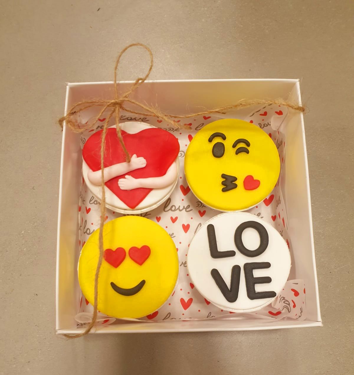 קאפקייקס אימוג'י LOVE