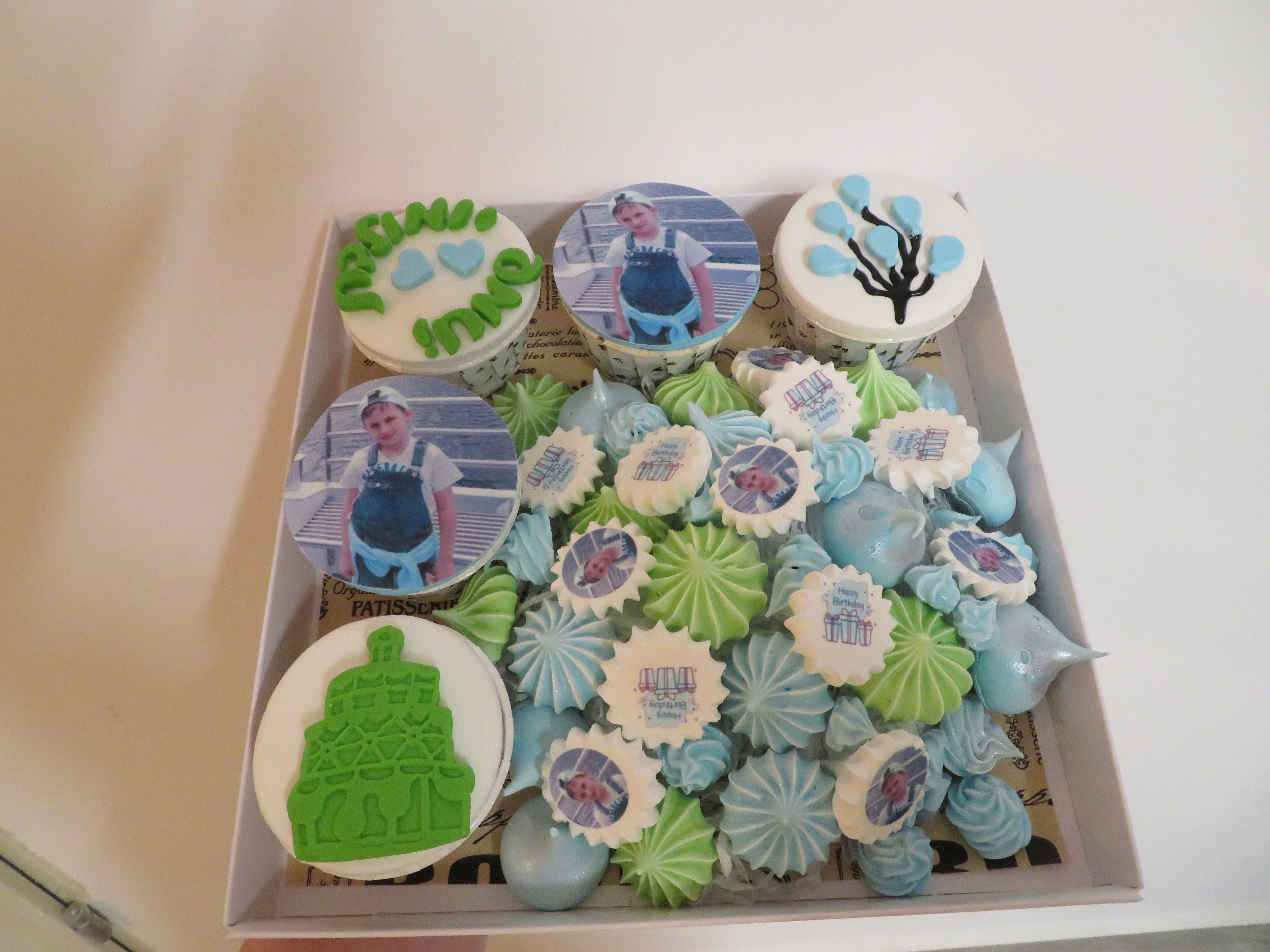 קאפקייקס יומולדת בשילוב נשיקות ממותגות