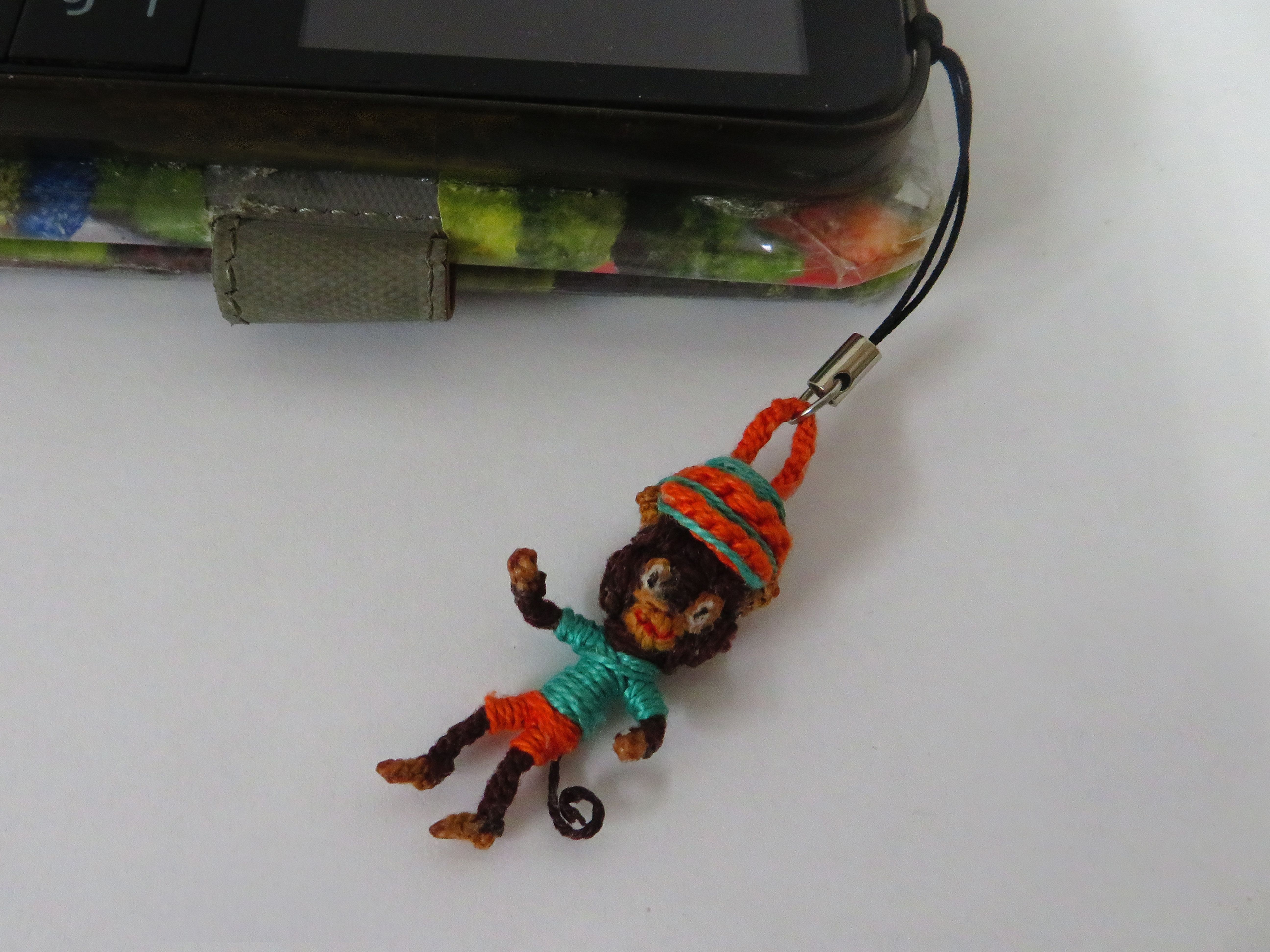 קוף מחוטים מחזיק לפלאפון.jpg