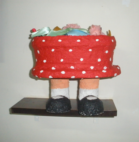 קופסה לסיכות וקוקיות, עשויה מקופסה של גלידה וגלילי נייר טואלט, מצופה בעיסת נייר, וצבועה בצבעי אקרילי.