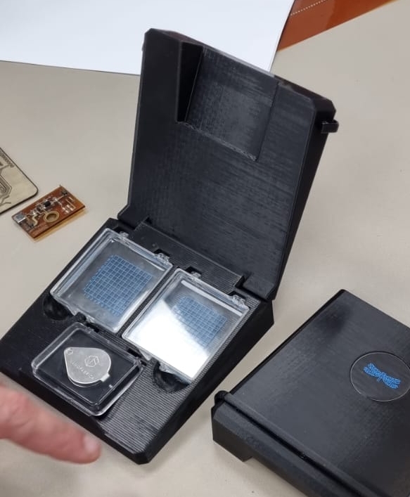 קופסה עבור תצוגת חלקים