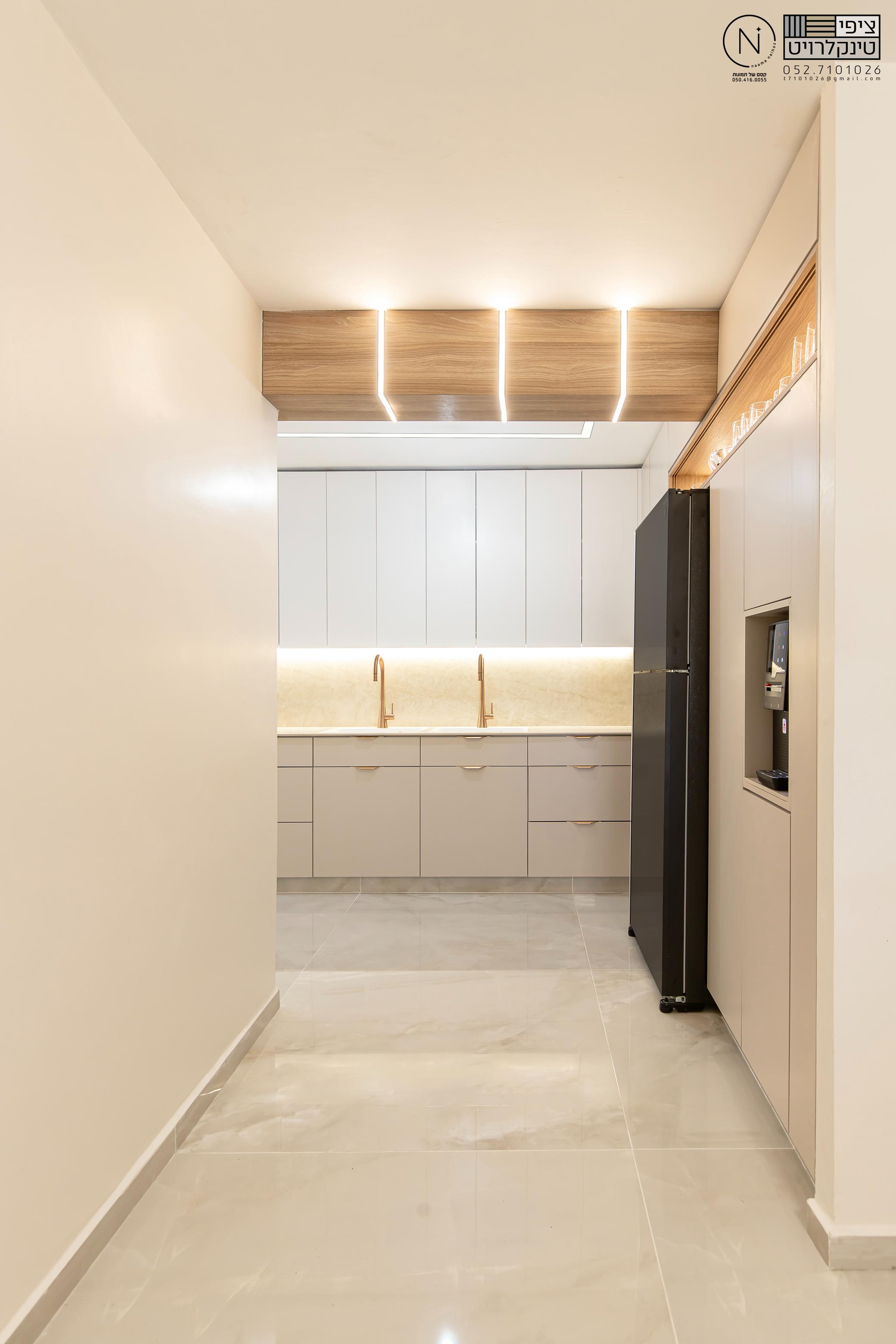 קורת עץ עם תאורת לד מוקפת מכל הכיוונים