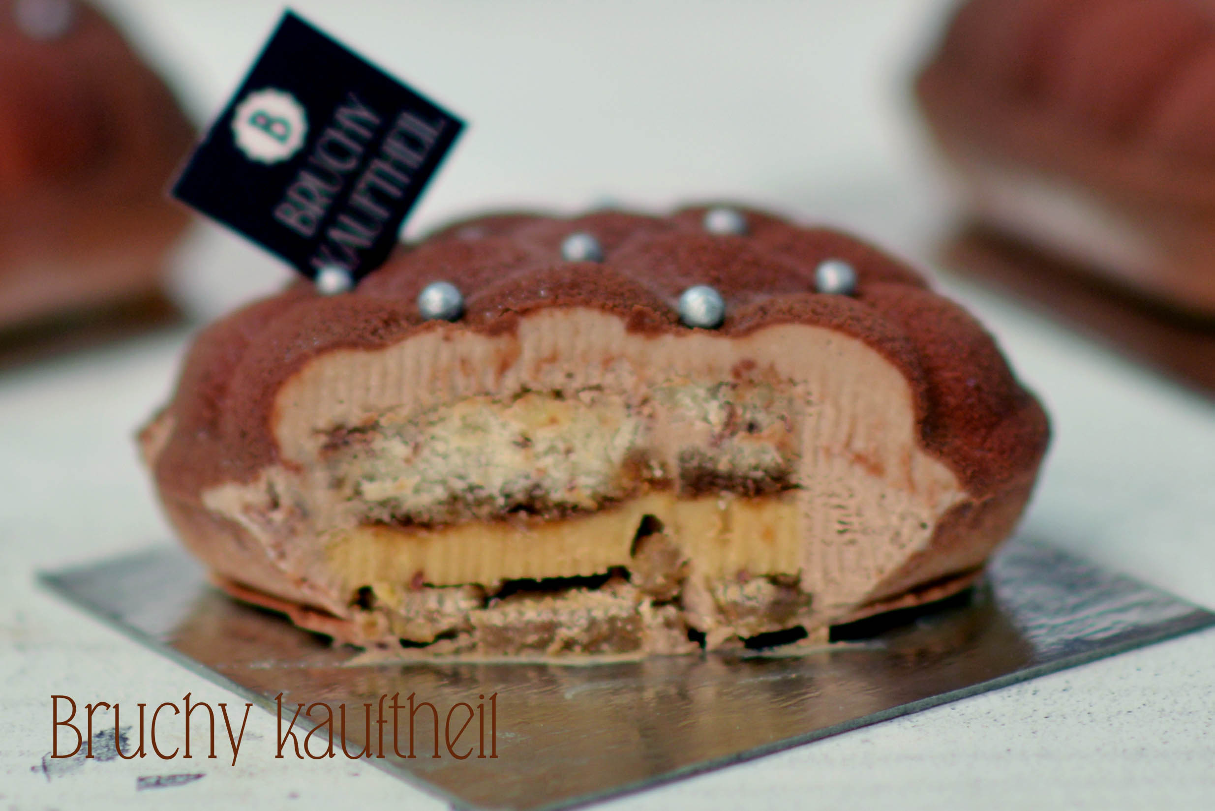 קינוח כרית חתוך מוס שוקולד חלב