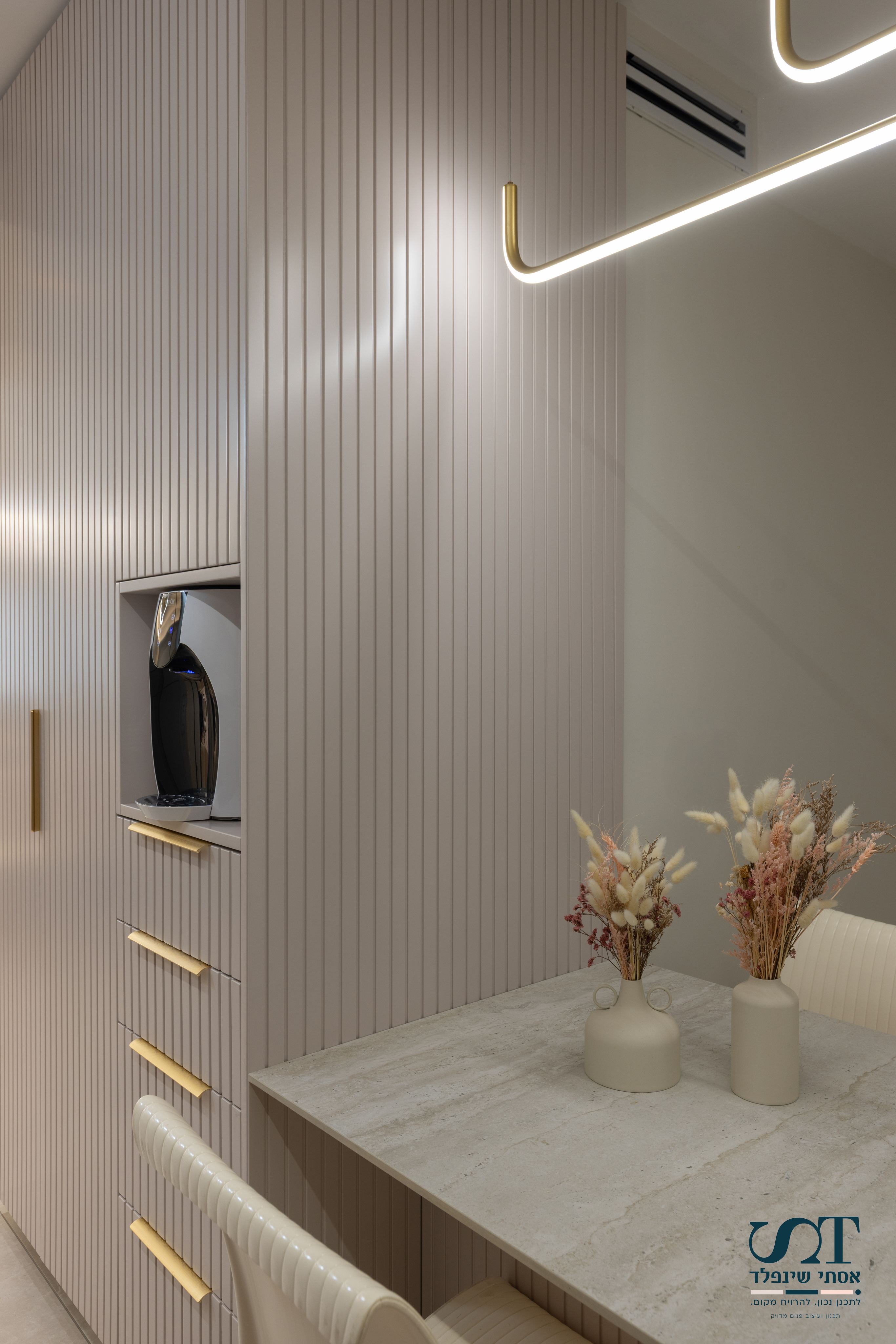 קיר ליד האי