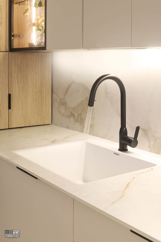 קמינר -כיור ברז_533x800.jpg