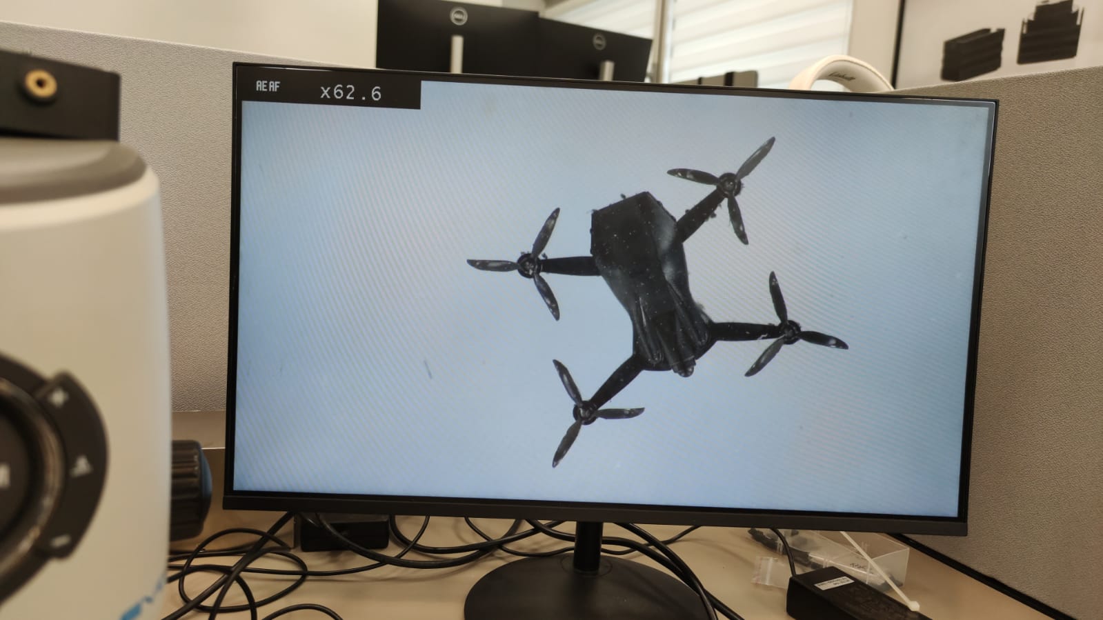 רחפן זעיר - מוגדל במיקרוסקופ