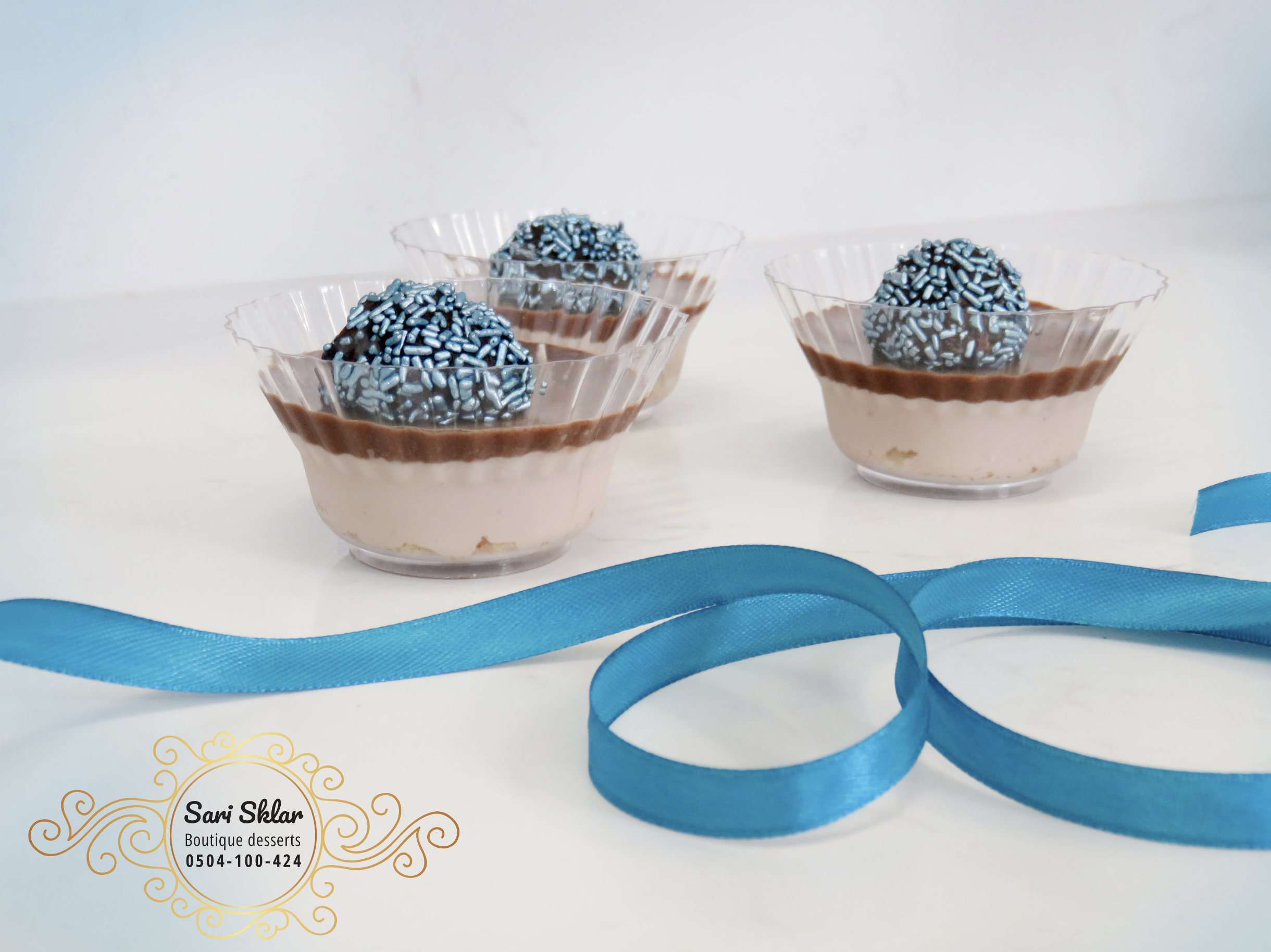 שברי בסקויט + מוס עשיר בטעם נוגט + גנאש שוקולד + כדור שוקולד איכותי בציפוי סוכריות מטאל