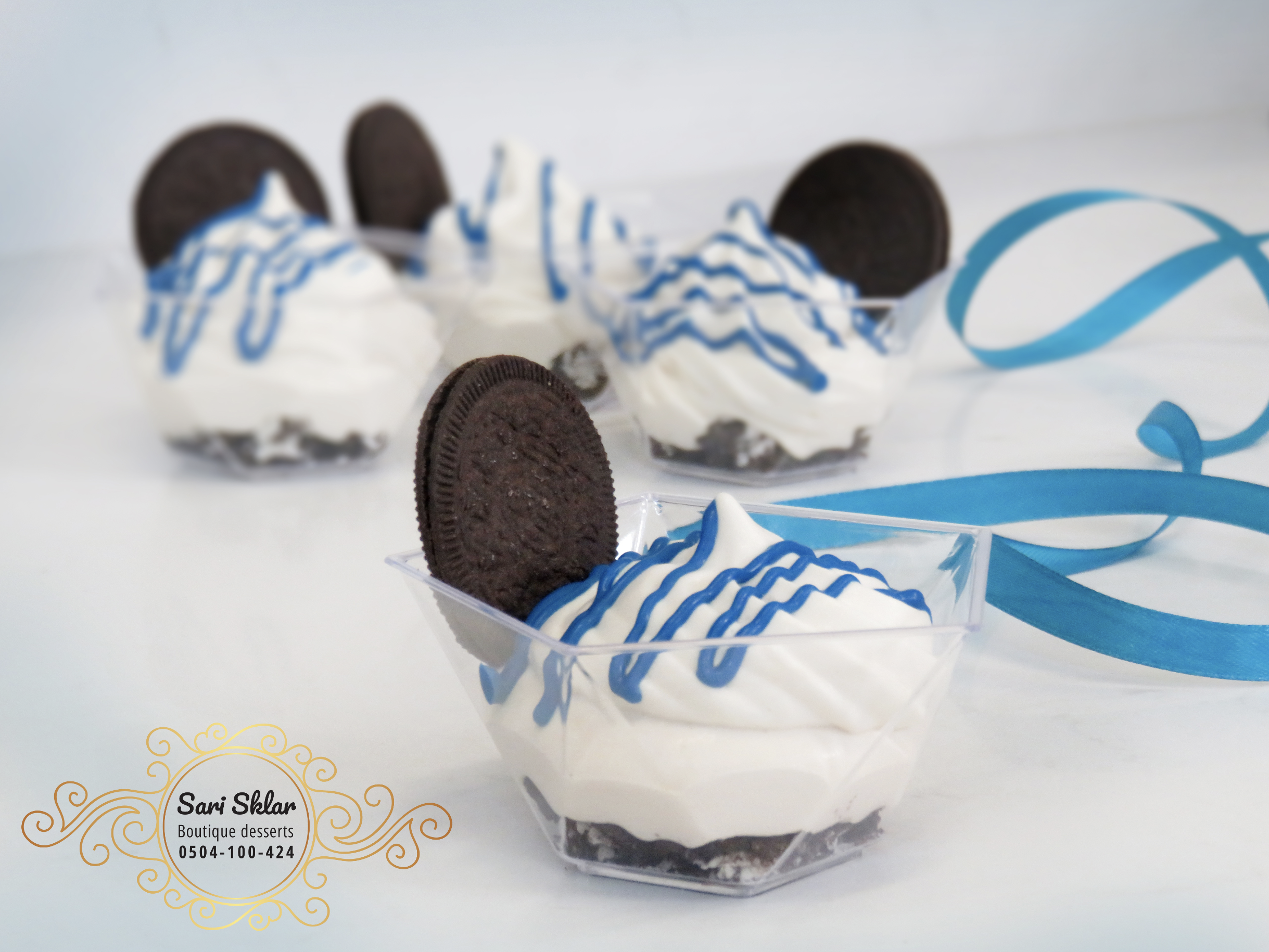 שברי עוגיות אוראו + מוס קפה קטיפתי + קשקוש משוקולד כחול + עוגיה:)