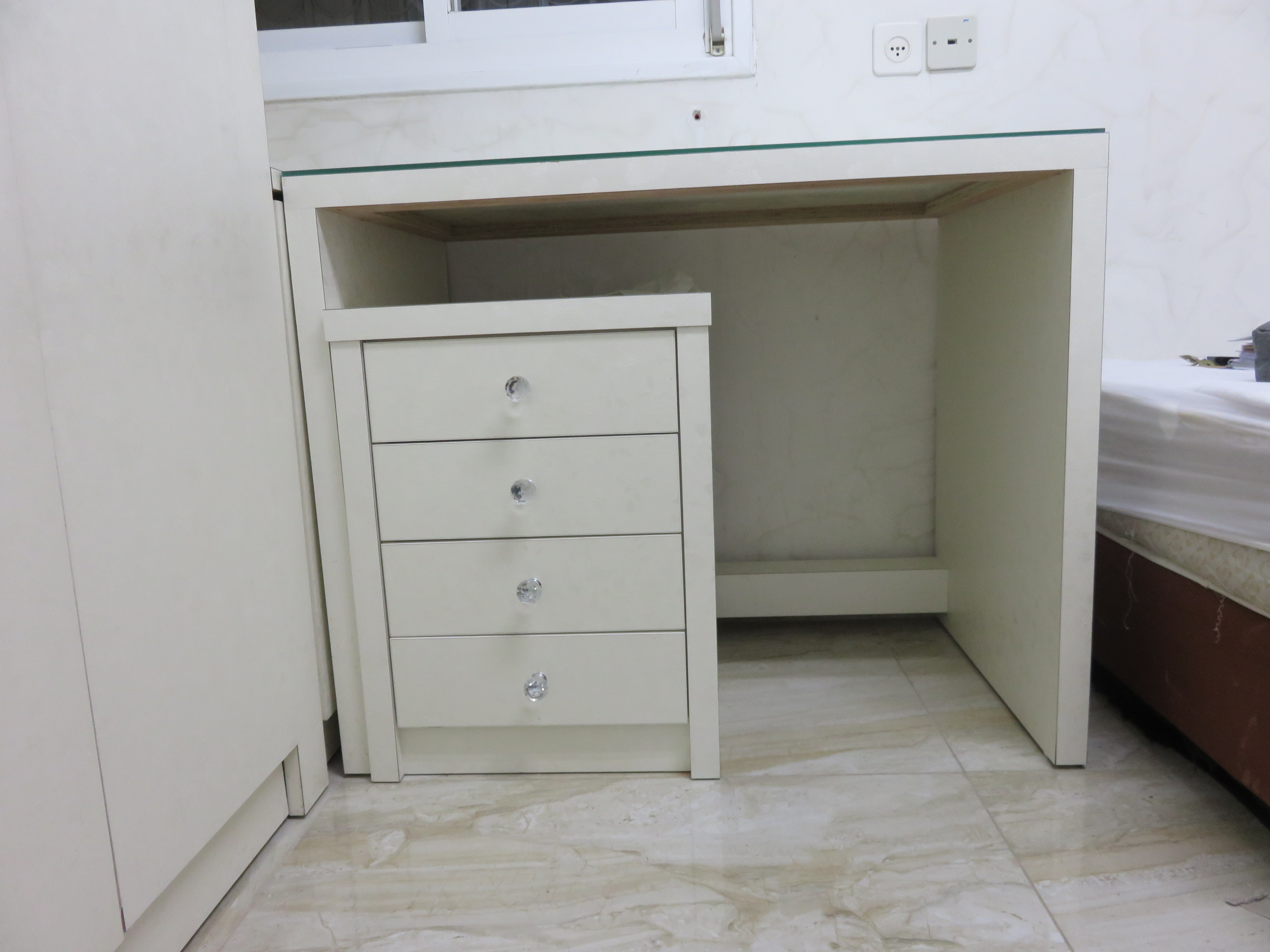 שולחן ושידה