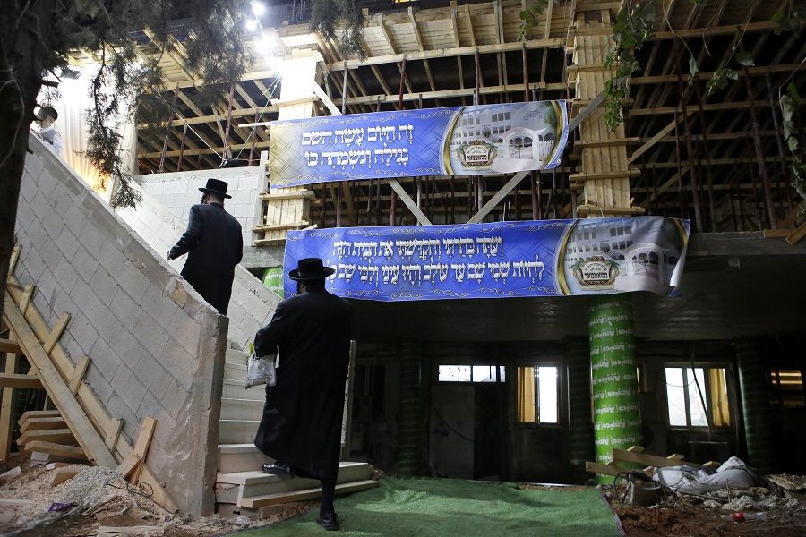 שילוט ותאורה בחוץ