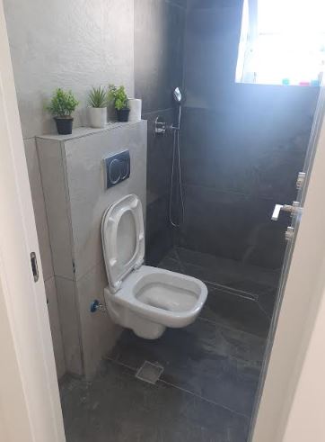 שירותים ל.JPG