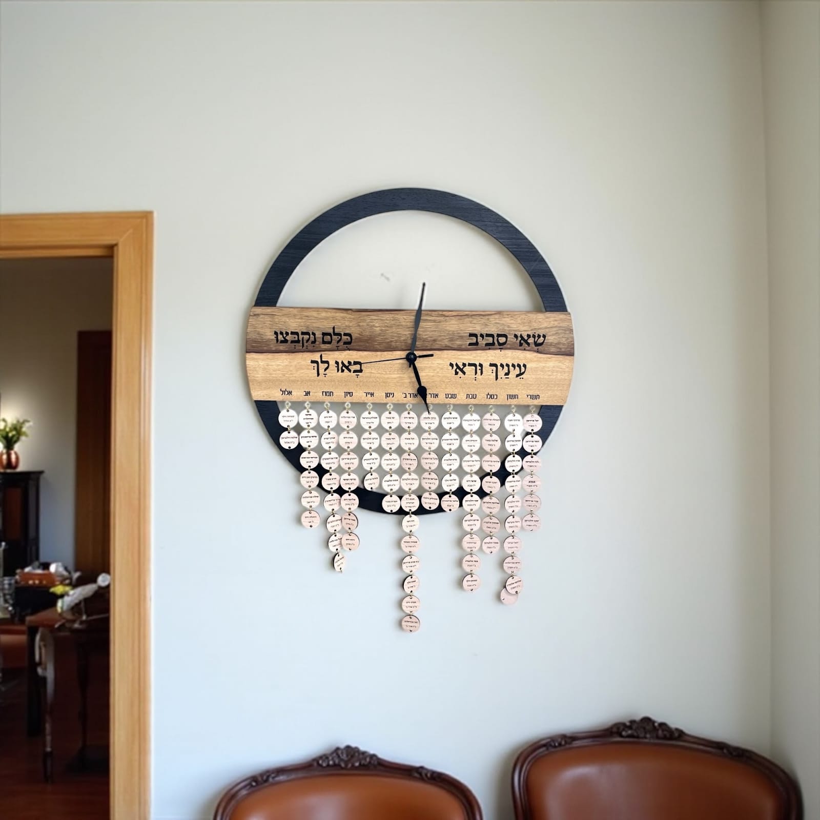 שעון משפחתי יוקרתי עם תאריכים אישיים – מתנה מרגשת לסבא, סבתא ולהורים