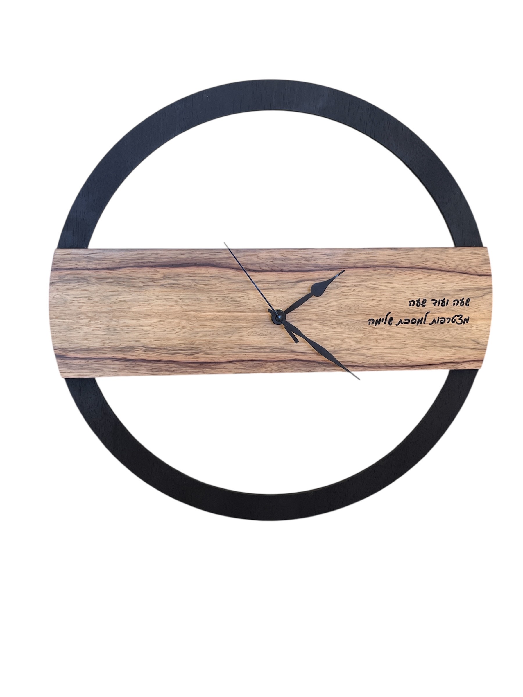 שעון עם חריטה בשילוב עץ וזכוכית אקרילית
