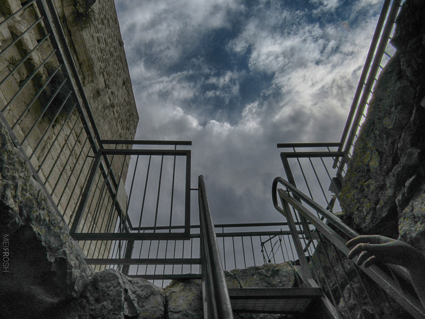 "שער השמים" [מצד שמאל- הכותל המערבי לכיוון דרום]