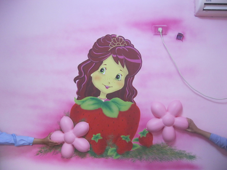 תותית  
חדר בנות,ציור לפי בהתאם למצעים וגווני הרהיטים והוילונות.
הפרחים הם מנורות לילה,היד מחזיקה אותם משום שעדיין אינם מוברגים לקיר.