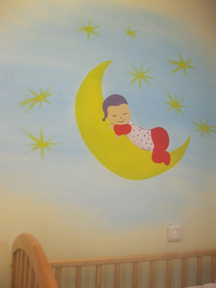 תינוק ישן על הירח.