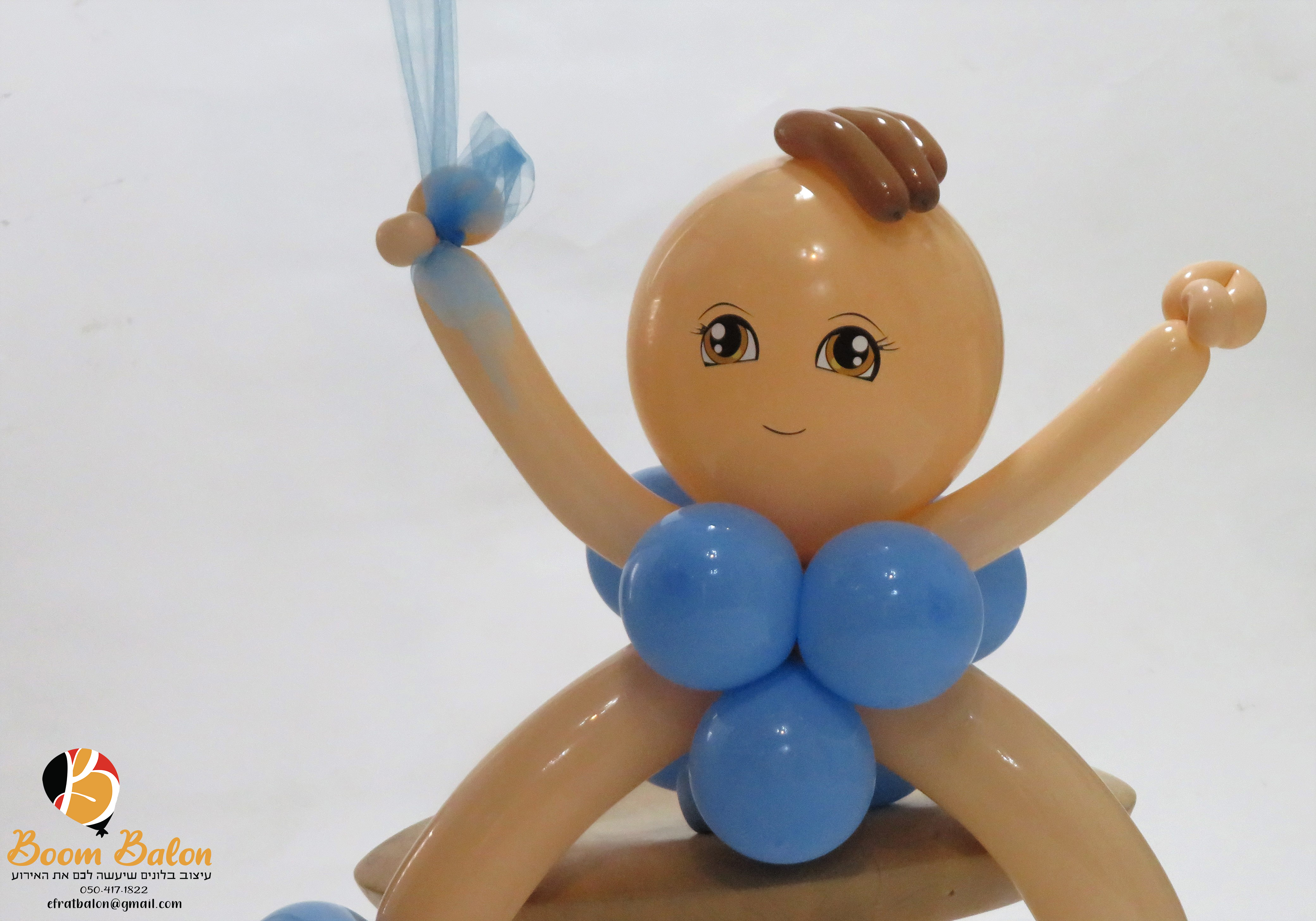 תינוק מחזיק מוצץ 4.jpg