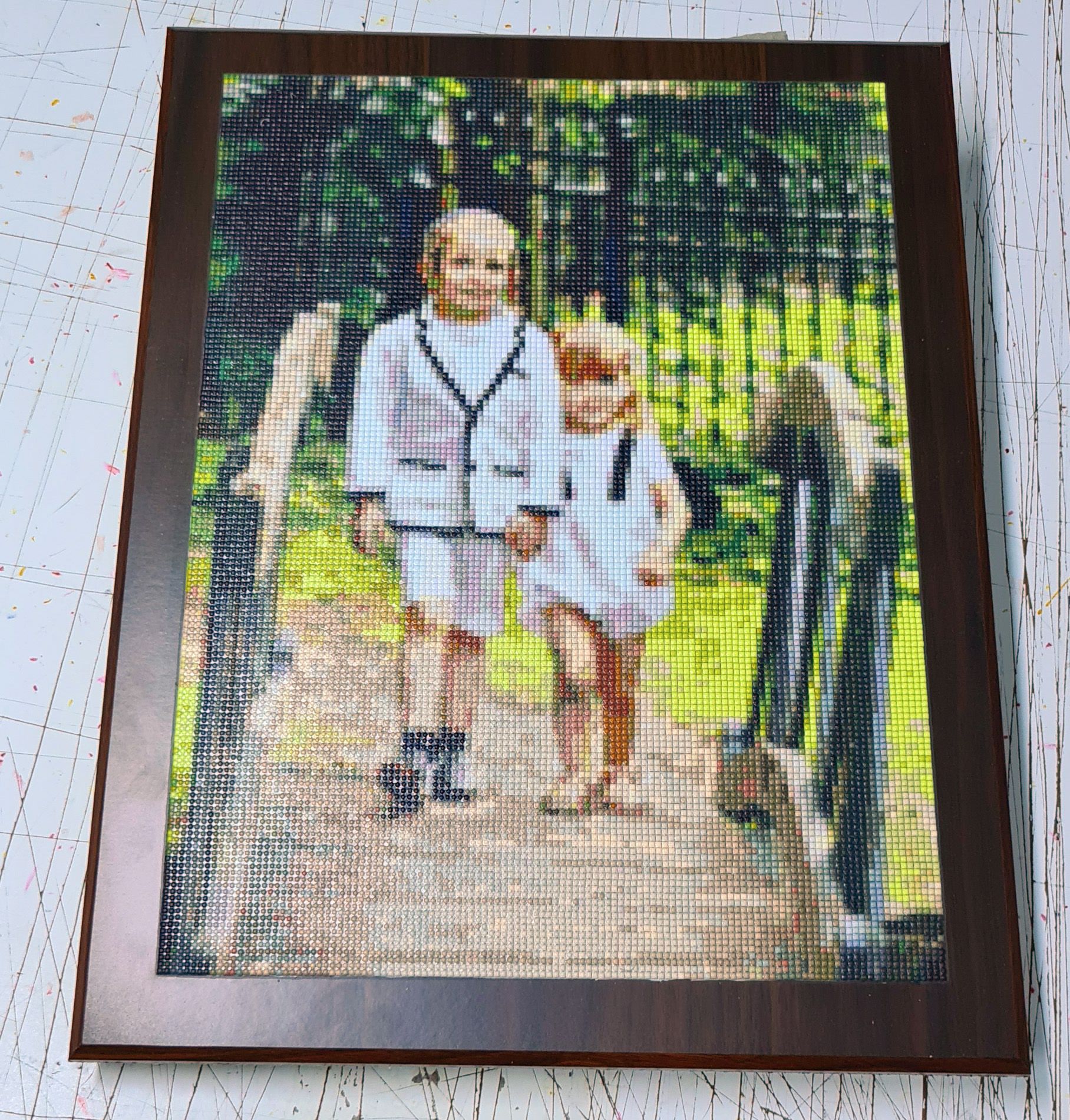 תמונת יהלומים אישית מבית פיקצר פרפקט, עם מסגור על עץ.