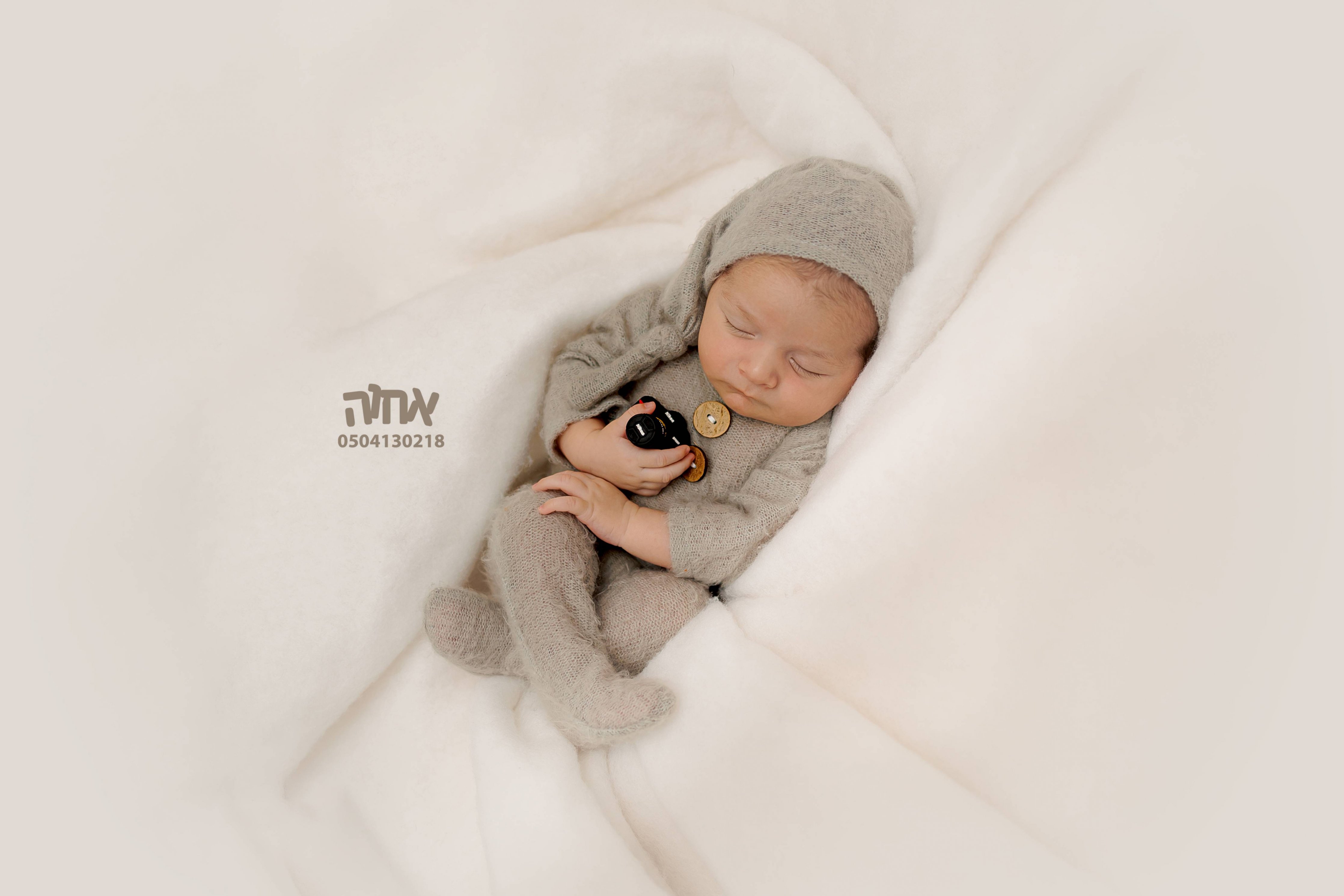 0504130218 אחוה צלמת