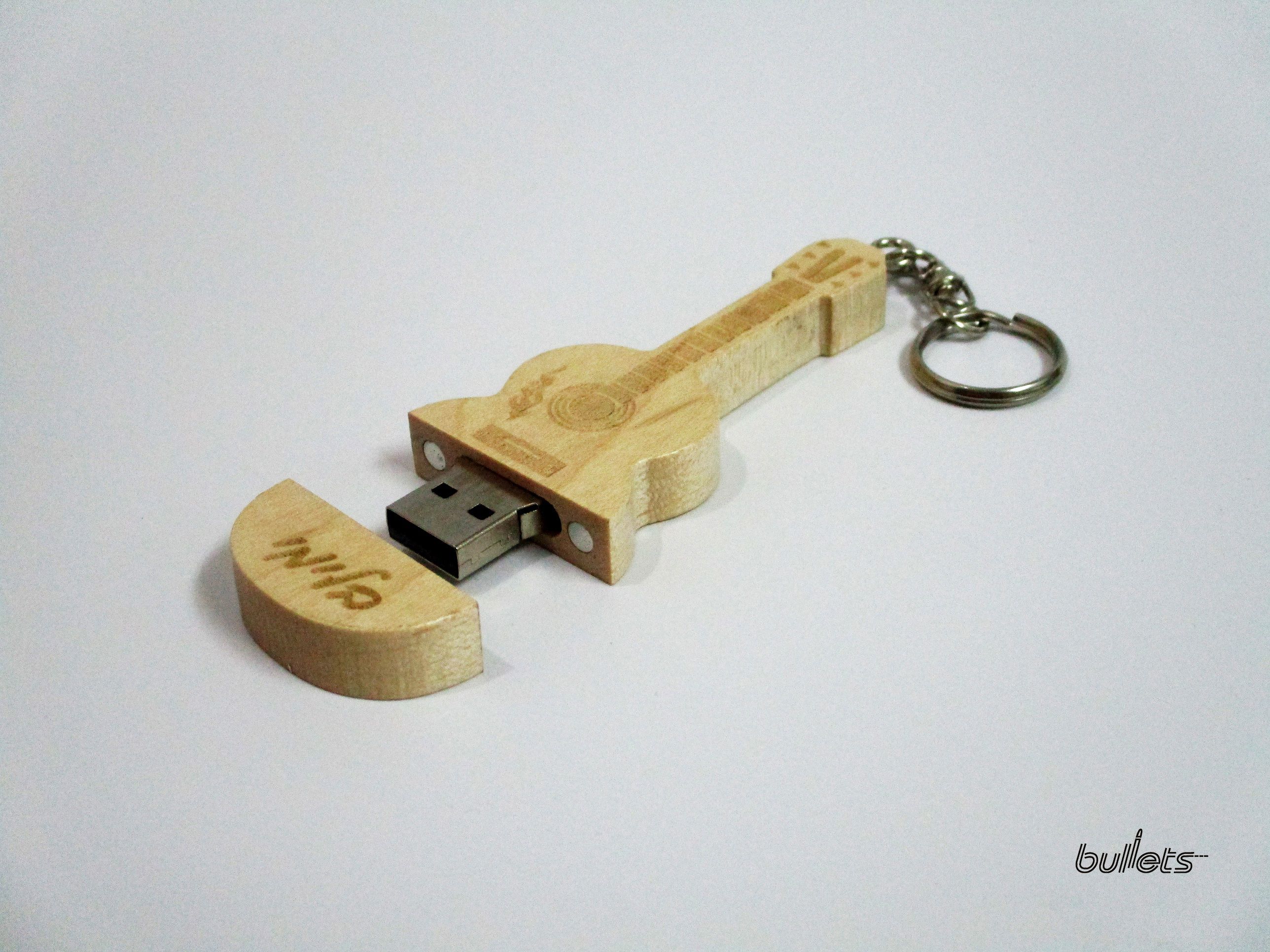 bullets אונקי עץ גיטרה עם חריטה.jpg