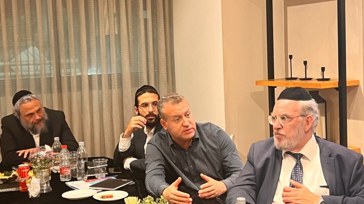 יעקב אשר ואלעזר במברגר באירוע (מרכז הנדלן) 